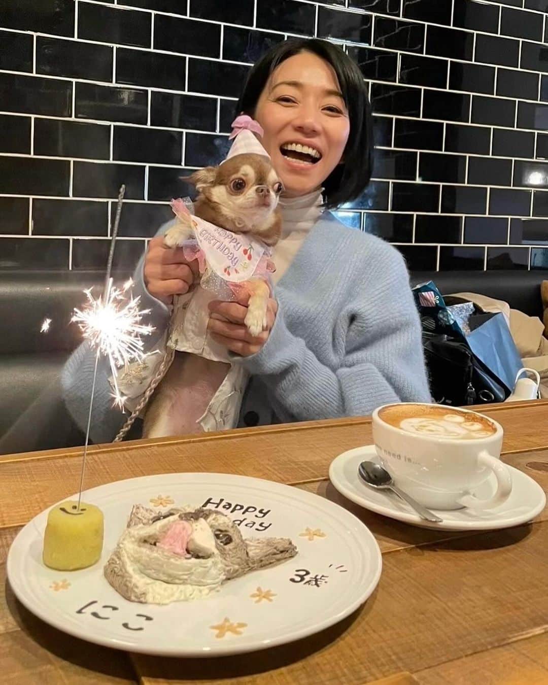 川田希のインスタグラム：「にこ、3歳❣️ 似顔絵ケーキでお祝いしました〜🎂」