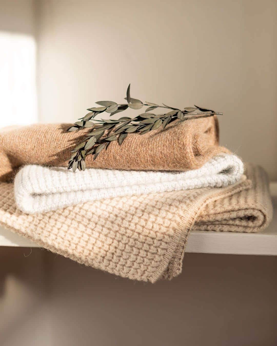 ジョンスメドレーのインスタグラム：「Softness and warmth.  Choose chunky cashmere layers for the upcoming winter months.  #cashmere #knitaccessories #johnsmedley」