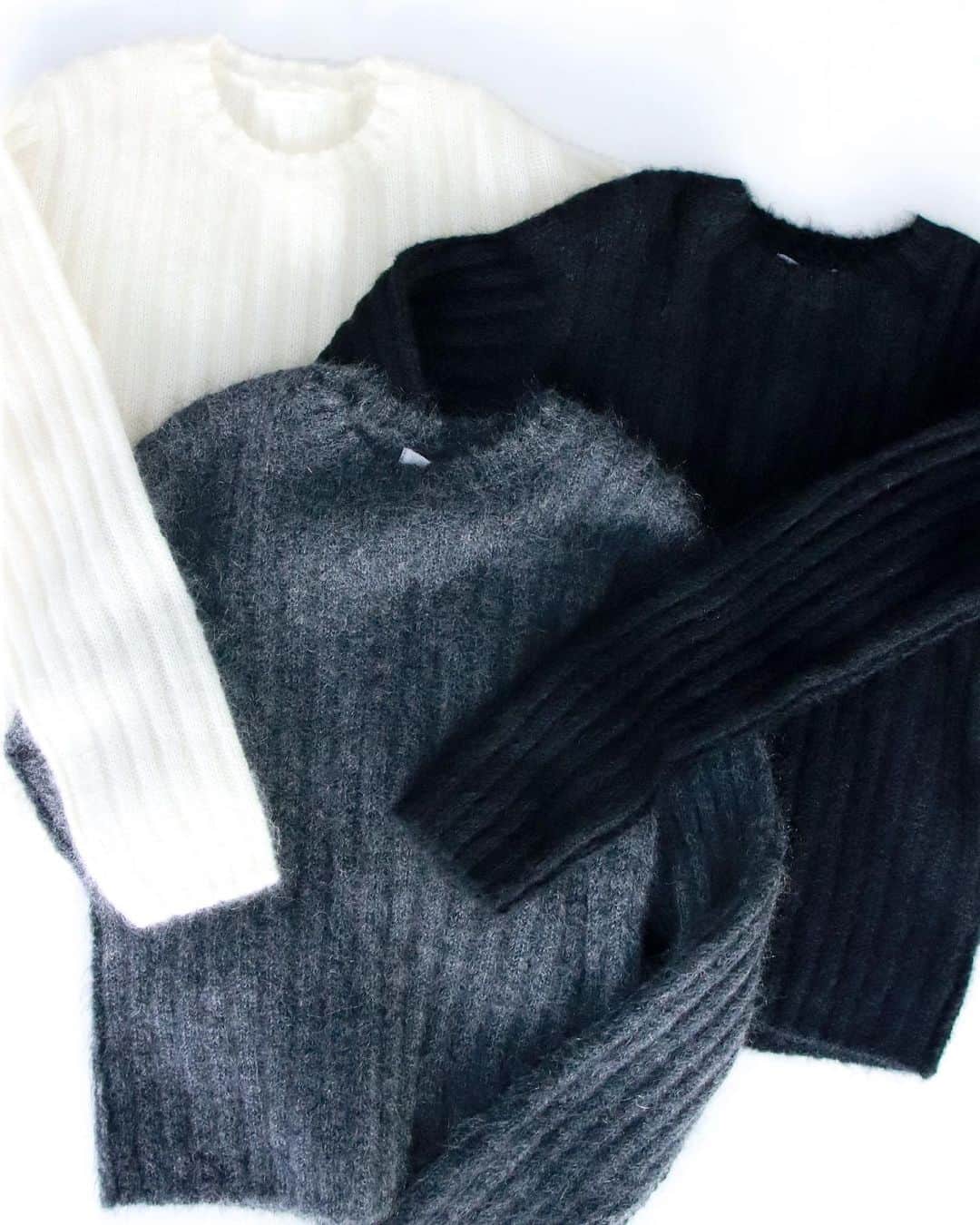 GALERIE VIEのインスタグラム：「. ⁡ ⁡ Now in stock. ⁡ ⁡ Crew Neck Knit / GALERIE VIE 23-02-34-02314 ¥35,200 ⁡ Knit Cardigan / GALERIE VIE 23-02-34-02313 ¥46,200 ⁡ ⁡ #galerievie #ギャルリーヴィー  #tomorrowland #トゥモローランド #tomorrowland_jp  #fall #winter #knit」