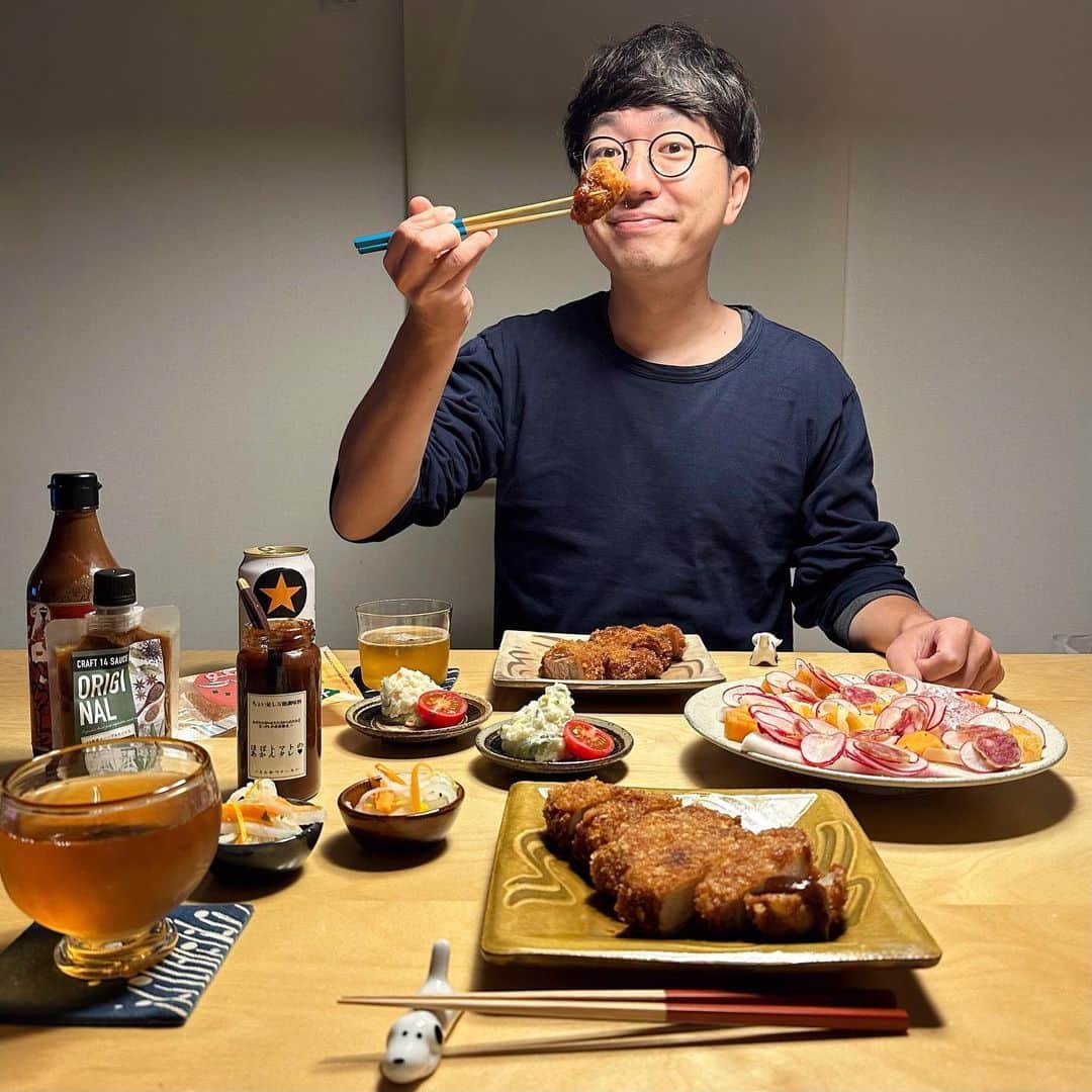 のインスタグラム：「＊ きょうも1日おつかれさま☺️🤓♡ 今夜はオーバッシュパン粉で極厚とんかつ！ ちょっと前 @amercikurakuen で買ってた香川のソースと この間阪神さんで買って帰った @confiture_cotocoto さんのソースを開けてみました♡  いよいよあすは岡山 #スイーツマーケット 出店！🥯☺️🤓☕️ @takarapromo @saji_no_event_0  今回のいちおしラインナップや開催時間や ご注意などは @obashcrust にまとめました！ おやつのお店が60店舗以上集まるビッグイベント！ ずっと出られたらいいなぁと憧れていたイベントに 出られる日がきたことがとっても嬉しいです。 マロンバターに栗のベーグルにおいもチップにグラノーラ、 季節のパンもいろいろと、今まで岡山には持っていったこと ないものも、時間の限りがんばって仕込みました。 大成功で帰って来られるように応援よろしくお願いします！ 明日はめがねとみわとアルバイトちゃんの3人で、 ご来店お待ちしてます〜♡☺️🤓💁‍♀️🥯✨」