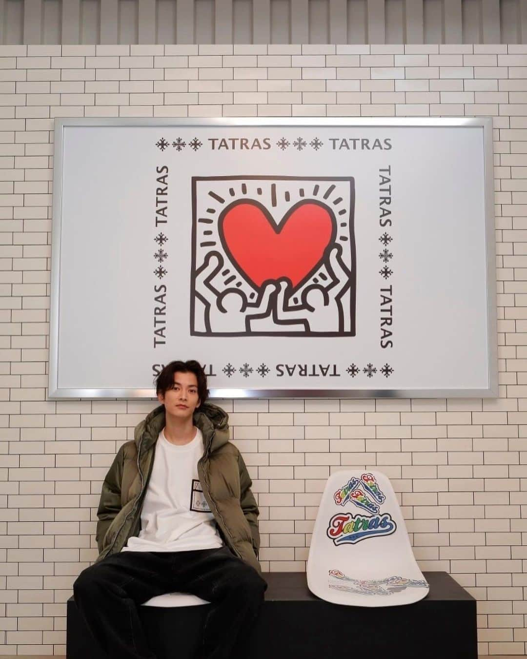 渡邊圭祐さんのインスタグラム写真 - (渡邊圭祐Instagram)「2023.11.22 . . TATRAS × Keith Haring . ポップアップにお邪魔してきました🍾 . キースヘリングらしさ全開のアートな空間とタトラスらしい洗練された空間が掛け算的に素敵でした . ニューヨークの地下鉄インスパイアな空間を楽しみに行ってみてください🚇 . #tatraskeith #tatrascollab #PR @tatras_official」11月22日 21時02分 - keisuke_watanabe_official