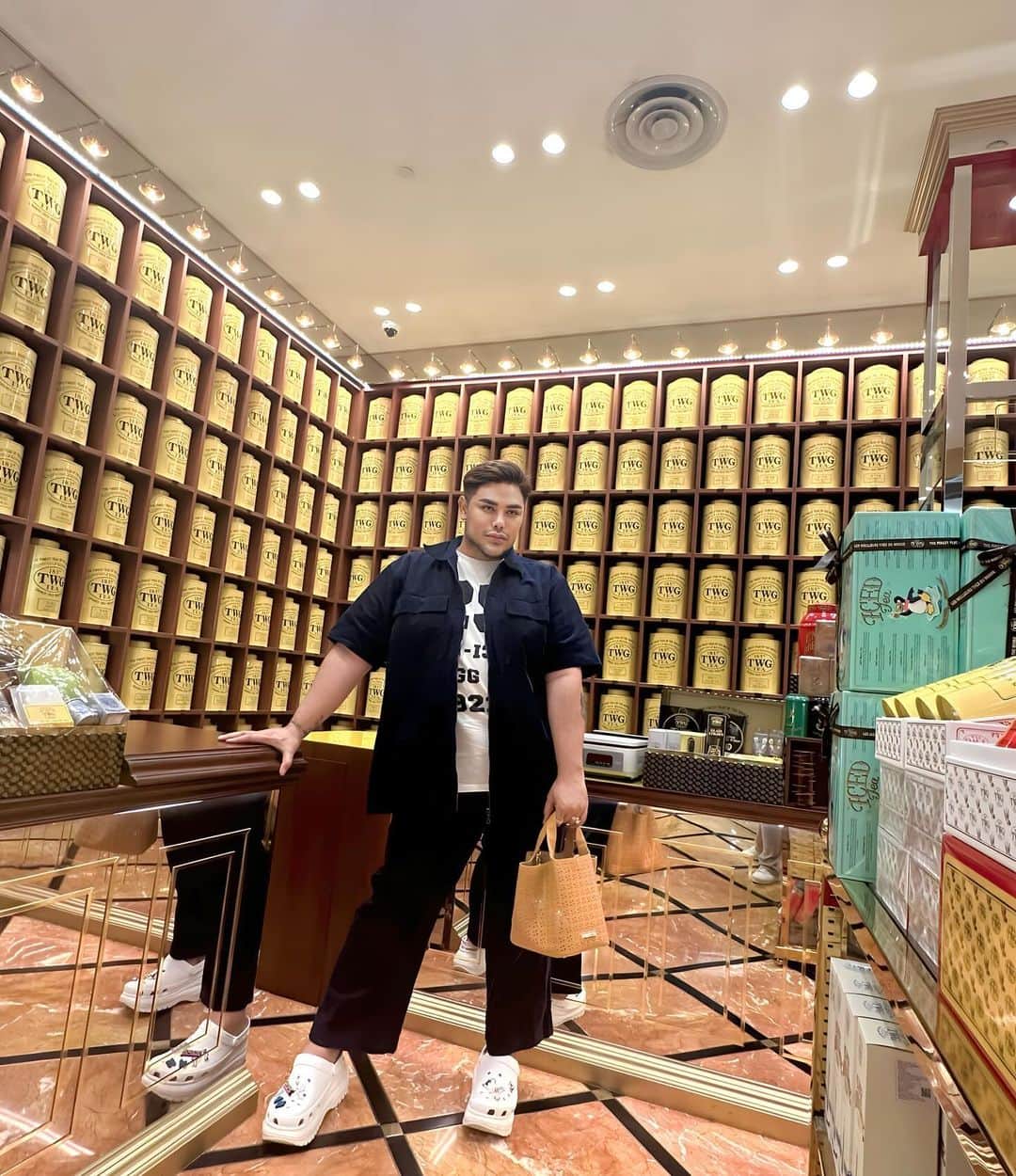 Ivan Gunawanのインスタグラム：「Aku  mau  ajak  kalian  Pake  tas  kembaran  sama  aku  nih ..... yuk  order  di @mandjha.ivangunawan ❤️❤️ mau nga siii???」