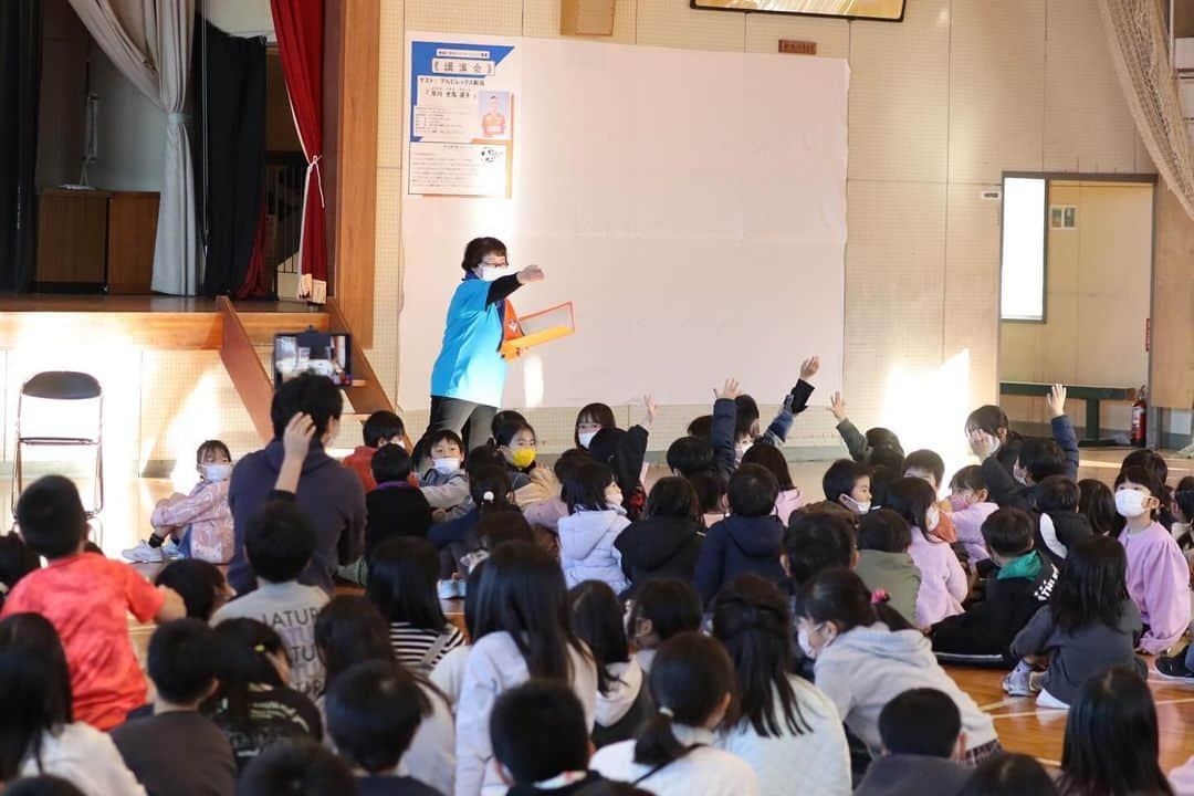 早川史哉さんのインスタグラム写真 - (早川史哉Instagram)「* 先日新潟市立立仏小学校にお邪魔してきました。  1年生から6年生と対象の幅が広い講演だったため 難しいものになるかなとはじまる前は 思っていました。 しかし始まってみると子供たちの元気溢れる 活発な雰囲気に助けられてとても楽しく 僕自身も学びの多い時間になりました。  立仏小学校の皆さん、 立仏校区ふれあい協議会の皆様 温かく迎えてくださりありがとうございました。  #アルビレックス新潟 #albirex  #講演」11月22日 21時04分 - fumizo_official