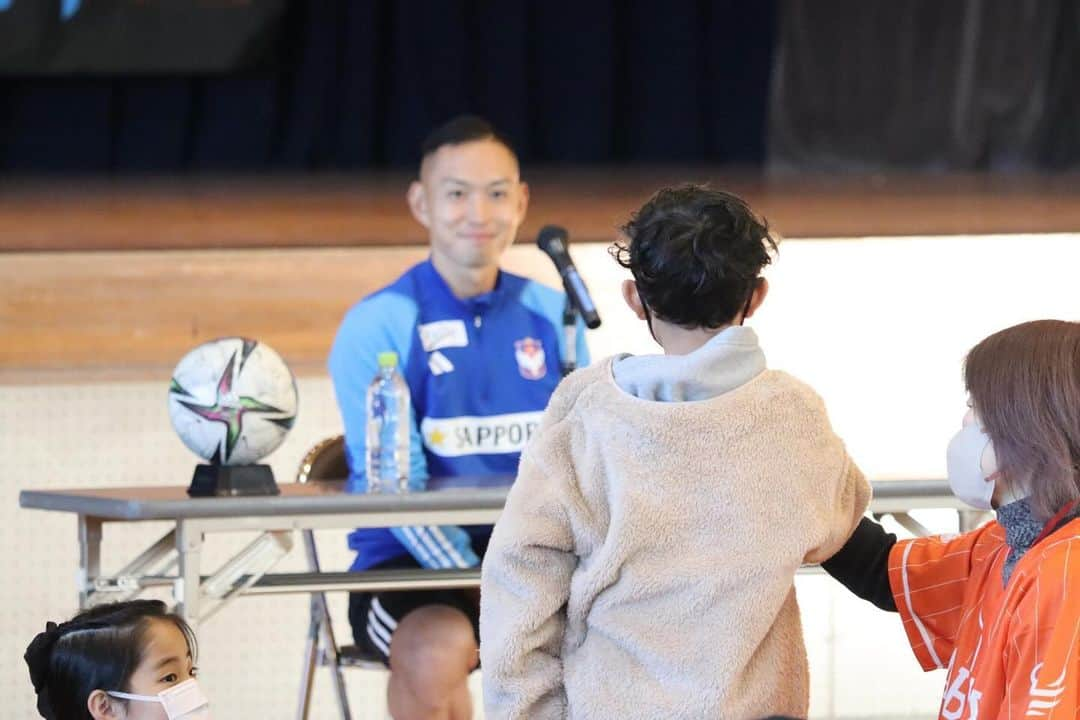 早川史哉のインスタグラム：「* 先日新潟市立立仏小学校にお邪魔してきました。  1年生から6年生と対象の幅が広い講演だったため 難しいものになるかなとはじまる前は 思っていました。 しかし始まってみると子供たちの元気溢れる 活発な雰囲気に助けられてとても楽しく 僕自身も学びの多い時間になりました。  立仏小学校の皆さん、 立仏校区ふれあい協議会の皆様 温かく迎えてくださりありがとうございました。  #アルビレックス新潟 #albirex  #講演」