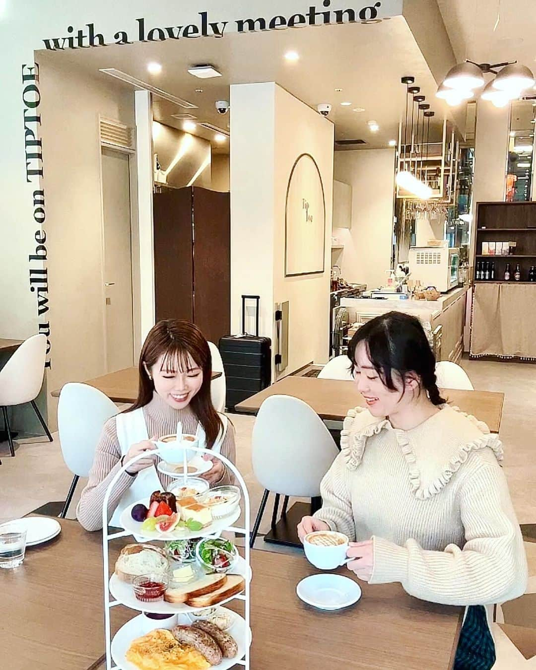 KagitaYukikoのインスタグラム：「☀️  麗しのじゅみさまと 朝活モーニングへ♡♡  ＊cafe＆bar TipToe＊  本町駅直結のアパホテル1Fに テラスつきのカフェが10/3に オープン✨✨  @tiptoe_honmachi   モーニングメニューは4種類☀️  🌈スクランブルエッグ＆ソーセージ ⭐️スレンチトースト 🌈スマッシュアボカドカンパーニュ  ⭐️モーニングハイティ2人前のみ 前日まで予約制  モーニングハイティを いただきま〜す♡♡  1st plate スクランブルエッグ　ソーセージ　ポテト 2nd plate ミックスサラダ　パン2種　ジャムバター 3rd plate ミニヨーグルト　季節のフルーツ　焼き菓子2種  色々食べれて 楽しい(o^^o)💕 美味しいッ♪♪  お洒落な店内には 焼き菓子類に アールグレイのチーズケーキまで💕 気になるのばっかり(*´ω｀*)✨✨  ランチとか カフェタイムにも また来たいな☕️✨  ご予約はお電話 又はDMでできるので 気になった方はぜひ お店まで♡♡  （受付時間8:00-22:00)  【Morning】 am8:00〜11:00 (モーニングメニューは全てドリンク付☕️)  ＊cafe&bar TipToe＊ 06-6732-8085 大阪府大阪市中央区南本町4-2-9  アパホテル&リゾート御堂筋駅タワー 1F  #PR @tiptoe_honmachi  #tiptoe  #本町モーニング  #本町カフェ  #関西モーニング  #本町グルメ #大阪グルメ  #大阪朝ごはん  #大阪モーニング #本町モーニング  #堺筋本町モーニング #堺筋本町グルメ #アパホテル #本町ランチ  #honmachigourmet #osakatrip  #osakahotel #osakatravel」