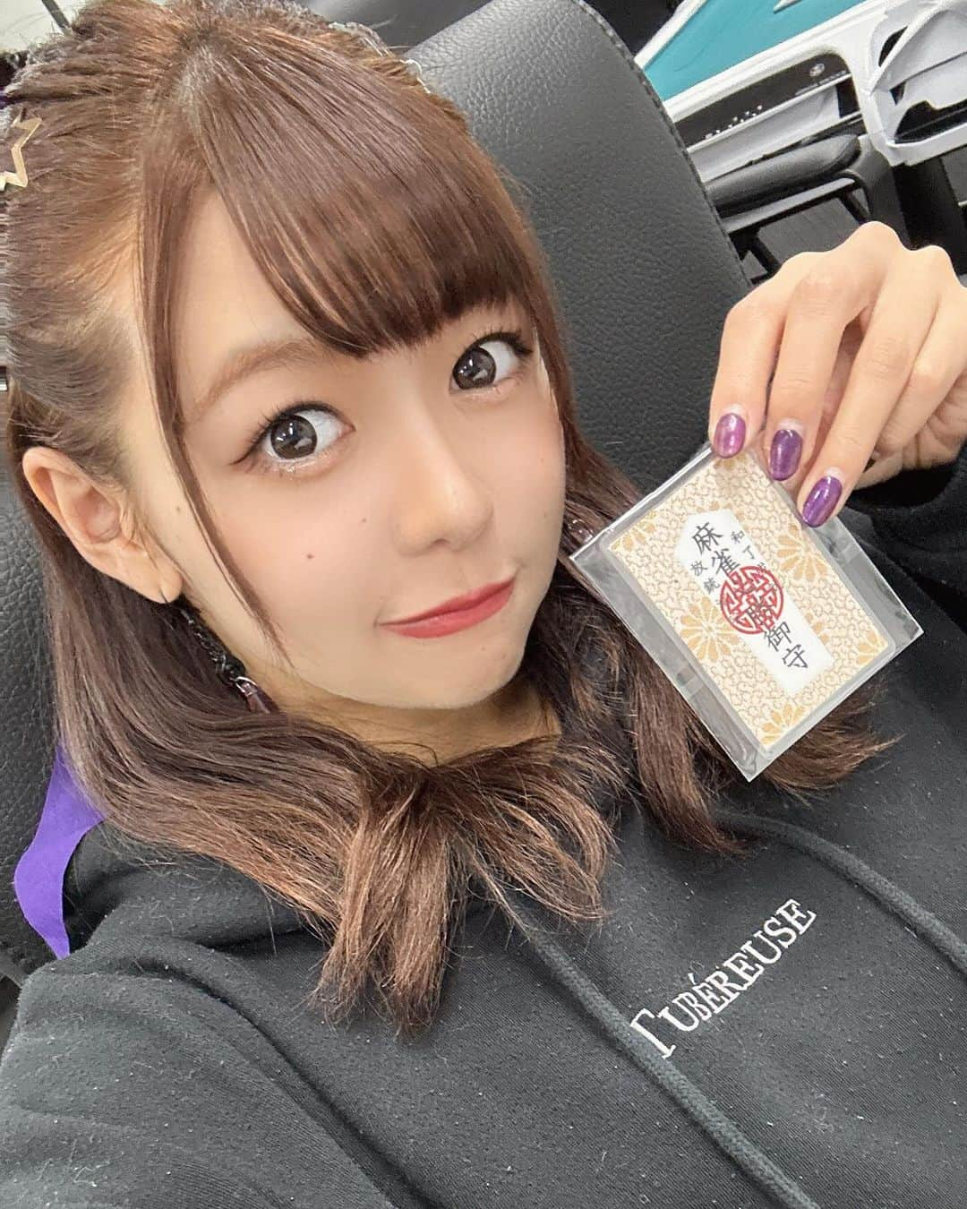 織田唯愛さんのインスタグラム写真 - (織田唯愛Instagram)「そうちゃんに出会った✌️  なんか、麻雀御守りとやらをゲットしたので 強くなった気分🤟❤️‍🔥❤️‍🔥❤️‍🔥  ギャルいーわんマグネットもかわちー♡♡  いかさぽさんありがとう♡♡  メンタンピンツモ！！！！いちさんにーろく！！！  #鈴木聡一郎 さん  #麻雀  #プロ雀士  #麻雀アイドル #麻雀グッズ」11月22日 21時04分 - odaichika