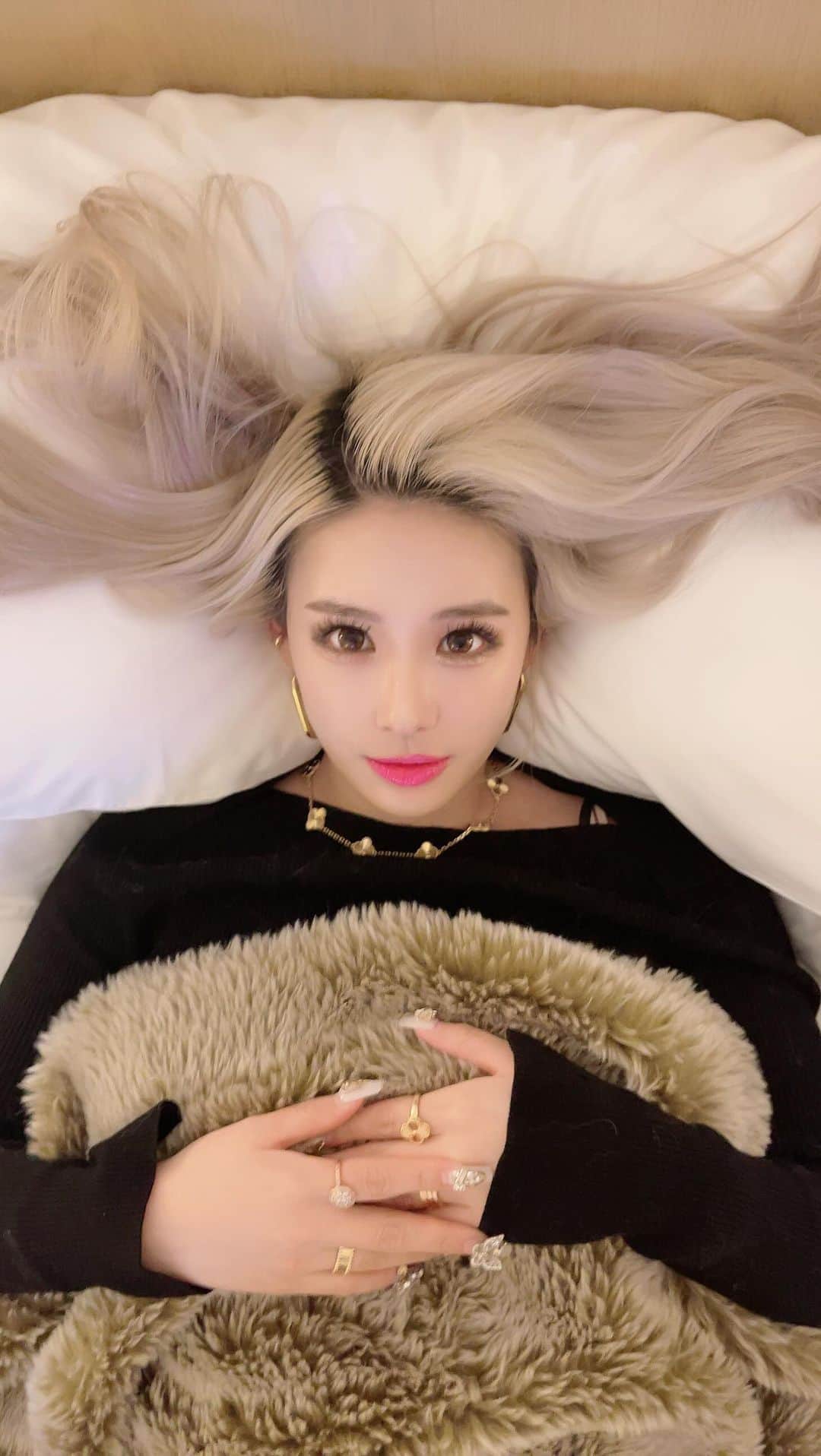 ウナのインスタグラム：「20代に絶対やるべきこと、みんなはなんだと思う？🥰 #韓国人　#20代」