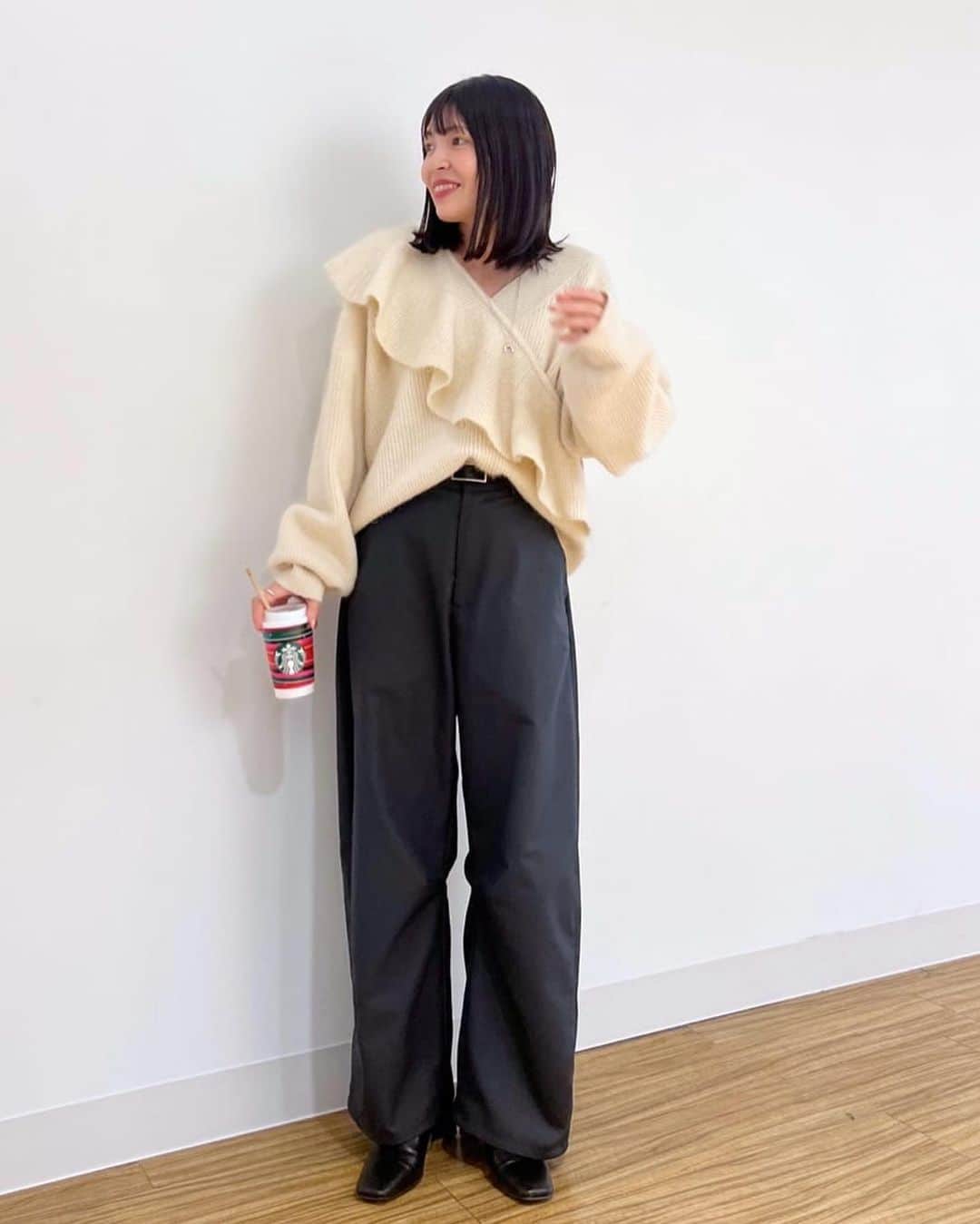 mysticさんのインスタグラム写真 - (mysticInstagram)「【pick up item】  ☑︎マルチカラー付きニット ご好評のため追加決定のアイテムになります！  様々な着こなしが叶う万能ニット。 ミニボトム、スラックス合わせ相性抜群です◎  1番人気カラーのアイボリーをピックアップ！  是非ご覧くださいませ。 ⁡ palcloset / zozotown / iLUMINE  #mystic #mystic_2023aw #カジュアル #大人カジュアル #着回し #着回しコーデ  #シンプルコーデ #大人カジュアル #着回し #カーディガン #カーデ #ショートシャツ#シャツ#シャツコーデ #ラメニット #秋カラー #カラバリ#秋コーデ#秋服コーデ#ブラウス」11月22日 21時05分 - mystic_pr
