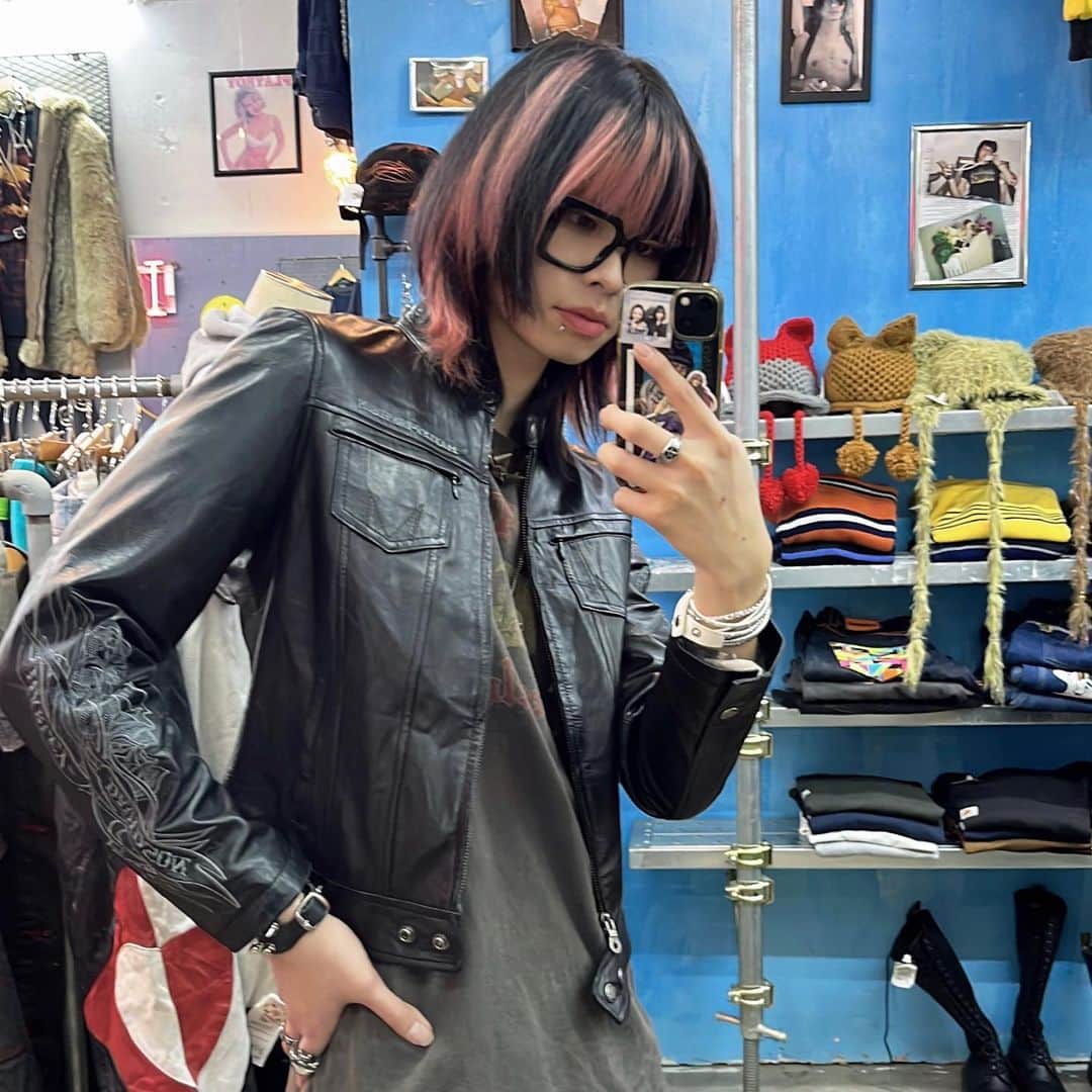 のインスタグラム：「Harley-Davidson leather jacket  ✝️店内商品全て通販可能です☮️ サイトに掲載のないアイテムについてや、 サイズ・状態については ＤＭにてお問合せください😊  #mabataki #vintage #fashion #fyp  #y2k #00s #90s #mabataki #punk #goth  #ootd #grunge #grungeaesthetetic #grungefashion #90sgrunge #harajuku #japan #aestheteticpicture #fashion #y2k #y2kfashion #webcore #darkcore #grungevibes #cybercore #00s #pinterest #pinterestinspired  #pinterestaesthetic #古着 #大須古着屋 #マバタキ」