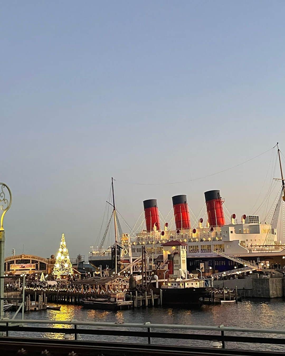 岩間妃南子さんのインスタグラム写真 - (岩間妃南子Instagram)「・ ・ ・ ChristmasDisney🎄🎠✨ ・ ・ ・ #クリスマス #christmas #disneysea #ディズニー #クリスマスディズニー」11月22日 21時05分 - hinako.1116