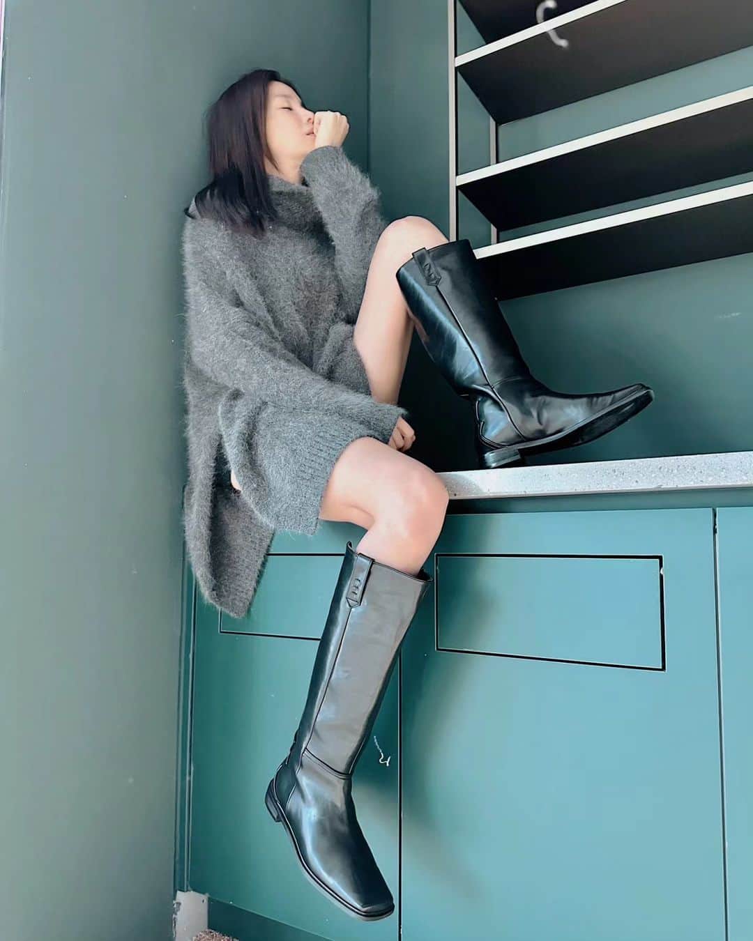 のインスタグラム：「종아리까지 여유있고 지퍼없이 신고 벗기 편한  스퀘어 와이드 롱부츠입니다  효녀심청이도 울고 갈 착한 가격!!! ⬇️⬇️⬇️⬇️⬇️  59,000 원  👍👍👍👍  구매는  @amaredono  혹은 제인스타 프로필링크로 들어가시면 됩니다」