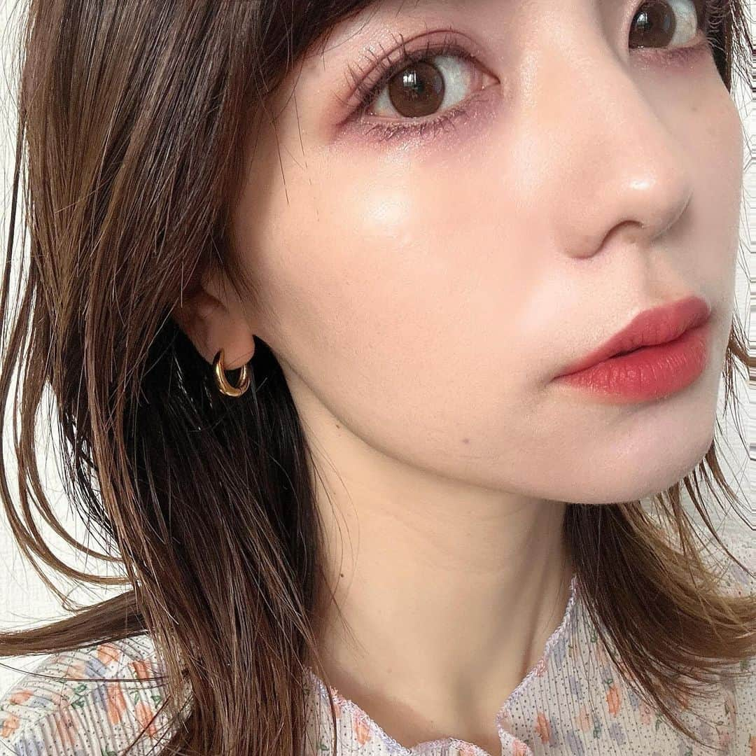 marikoさんのインスタグラム写真 - (marikoInstagram)「＊ . @onlyminerals さんから商品提供をしていただいたのでご紹介します⸜❤︎⸝  「薬用 リンクルホワイト クッションBB」  これ一つで6役もしてくれる便利ファンデ！ ☑︎美白*1 ☑︎シワ改善クリーム ☑︎化粧下地 ☑︎日焼け止め*2 ☑︎ファンデーション ☑︎コンシーラー  有効成分のナイアシンアミドを配合してるので、メイクをしながらシワ改善、美白*1ケア、肌荒れを防ぎます。 激選した植物エキスやセラミド*3がうるおいをキープしゆらぎやすい肌を穏やかに整えてくれます。  石けんでオフできるのにちゃんとカバー力がある🥺🫶 厚塗り感はなくてナチュラルに仕上げてくれるよ！  *1→ メラニンの生成を抑え、シミ・そばかすを防ぐ（ナイアシンアミド） *2→化粧品の効能による(日やけによるシミ、ソバカスを防ぐ) *3→ 保湿成分  . ＊ #PR #YAMAN #ONLYMINERALS #コスメ紹介 #コスメレポ」11月22日 21時06分 - marinstgm