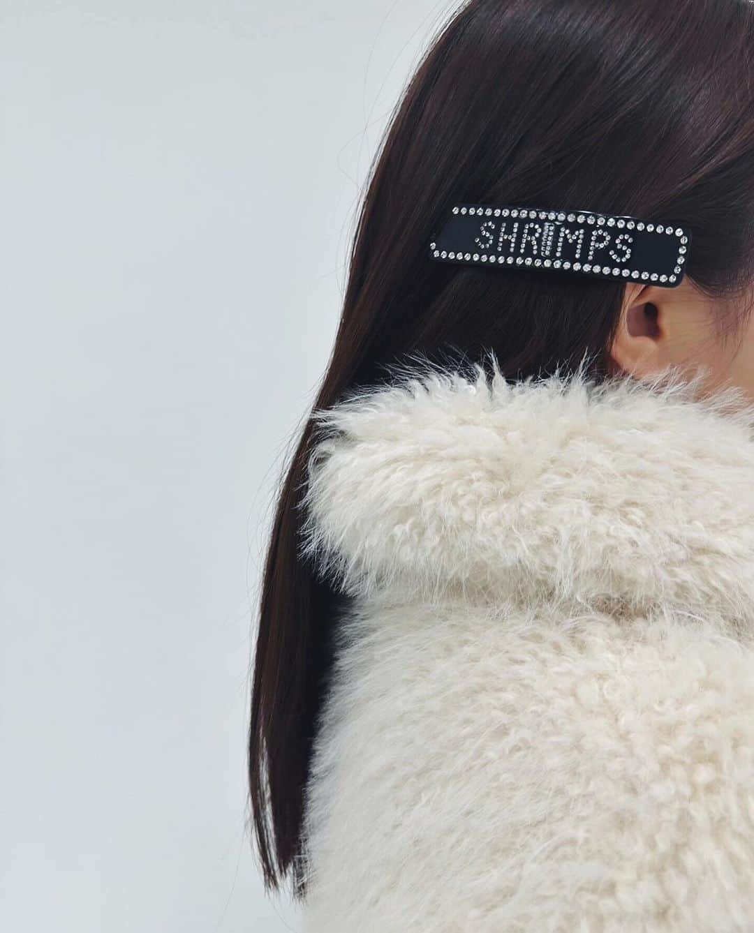 エディットフォールルのインスタグラム：「. SHRIMPS 23aw main collection 🦐🤍@shrimps  11.24 11:00 new in .  hair pin ¥15,400 tax in hair accessory ¥15,950 tax in bag ¥70,400 tax in pearl necklace ¥27,500 tax in  .」