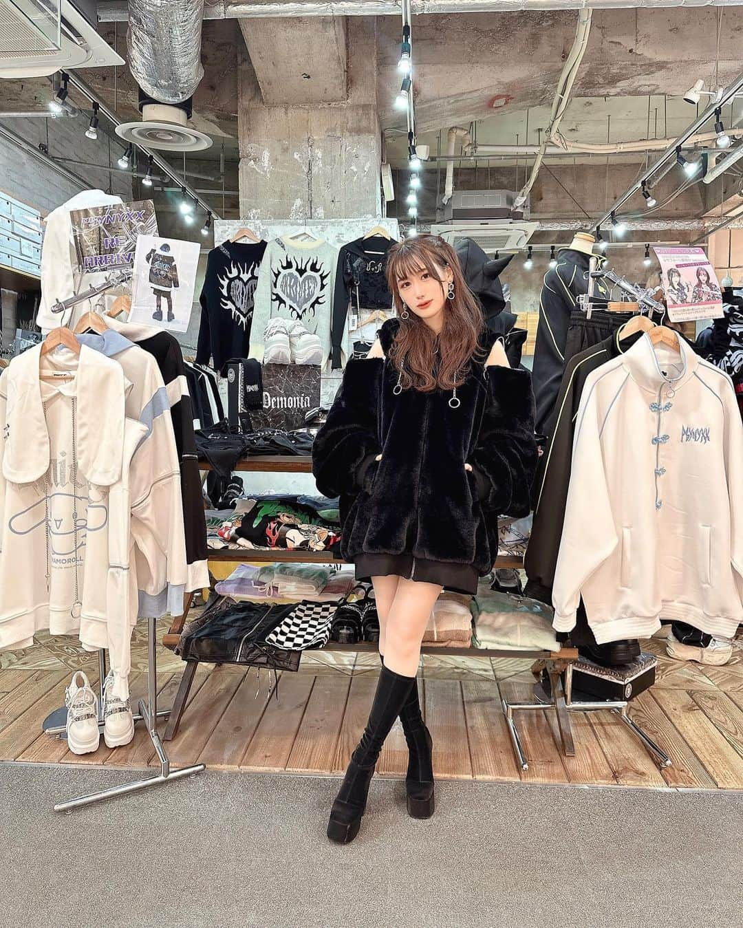 渡辺美優紀のインスタグラム：「先日11/18は @psynyxx_official さんにて アパレル1日店長させて頂きました👗  お店の商品からこの黒いパーカープレゼント頂きました🎁  丈が長いのでワンピースとしても可愛く着れますܸ. ̫ .ܸ 肩の部分はチャックが付いているので、開け閉め出来て2wayで着れちゃいます♡ フードにはうさ耳が付いていて後ろ姿も可愛いデザインとなっていました(՞ ܸ. .ܸ՞)"  こんなに可愛いのに、とーっても暖かくて防寒対策もバッチリ！ 寒がりの私にはとても嬉しいです🥹  とってもオススメの商品で 実際、この日は同じ商品を買ってくださるお客様が多かったです(ᐢ ܸ. .ܸ ᐢ)♡  他にも可愛い商品やメンズ商品も沢山あるのでぜひお店に行ってみてくださいっ♪*ﾟ  ❥------------------❥  パーカー▶︎ @psynyxx_official   ❥------------------❥ #1日店長 #アパレルモデル #psynyxx  #アイドル #フリーモデル #フリーランスモデル #フリーモデル東京 #広告モデル #ファッションモデル #ブライダルモデル #ウェディングモデル #コスプレイヤー #コスプレモデル #サロモ #サロンモデル #ポートレートモデル#被写体#ファッションショーモデル #ランウェイモデル #ビューティーモデル #美容モデル #撮影依頼募集中 #撮影依頼受付中 #japanesegirl  #cosplayer #japanesemodel #动漫 #角色扮演 #팔로우 #아이돌」