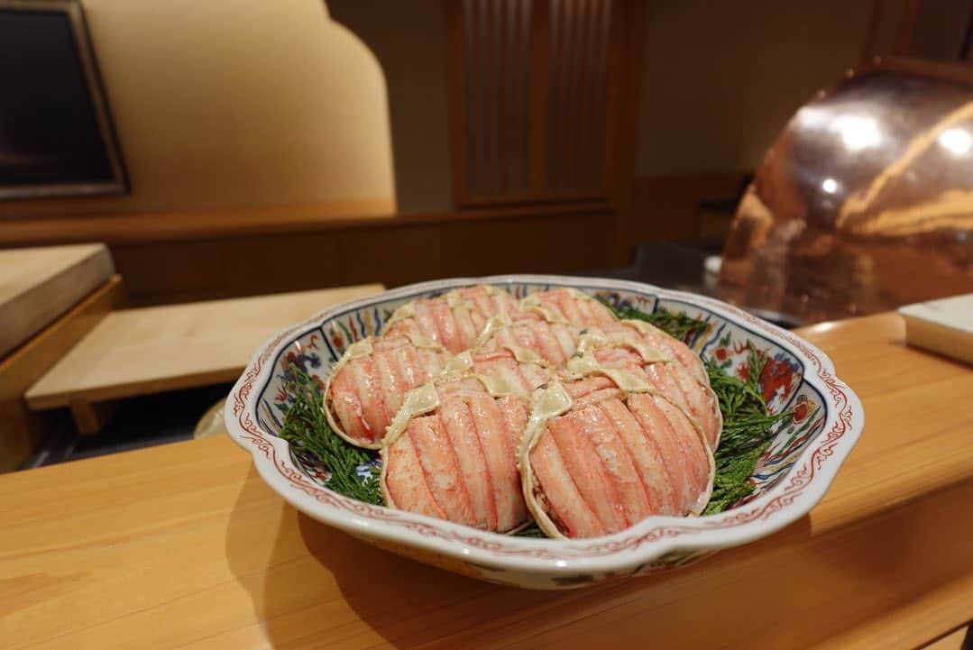 田中麻衣さんのインスタグラム写真 - (田中麻衣Instagram)「年に数回の、たきや。 (我が家はいつも子連れなので、貸切にしています。)  ああ〜、本当に美味しかった。 この時期の香箱蟹の天ぷらと舞茸の天ぷらは大好物で何度いただいても感動します。  子どもたちも驚くくらいによく食べていました。 最後の締めはのどぐろの天丼に、蟹のお味噌汁。最高でした。  わたしはいよいよ臨月でなにをしていてもおなかが苦しいので、食べれるかな🤰？と不安でしたが、その不安はどこへ行ったんだと思うほど。完食😂✨  #たきや」11月22日 21時11分 - maitanaka1217