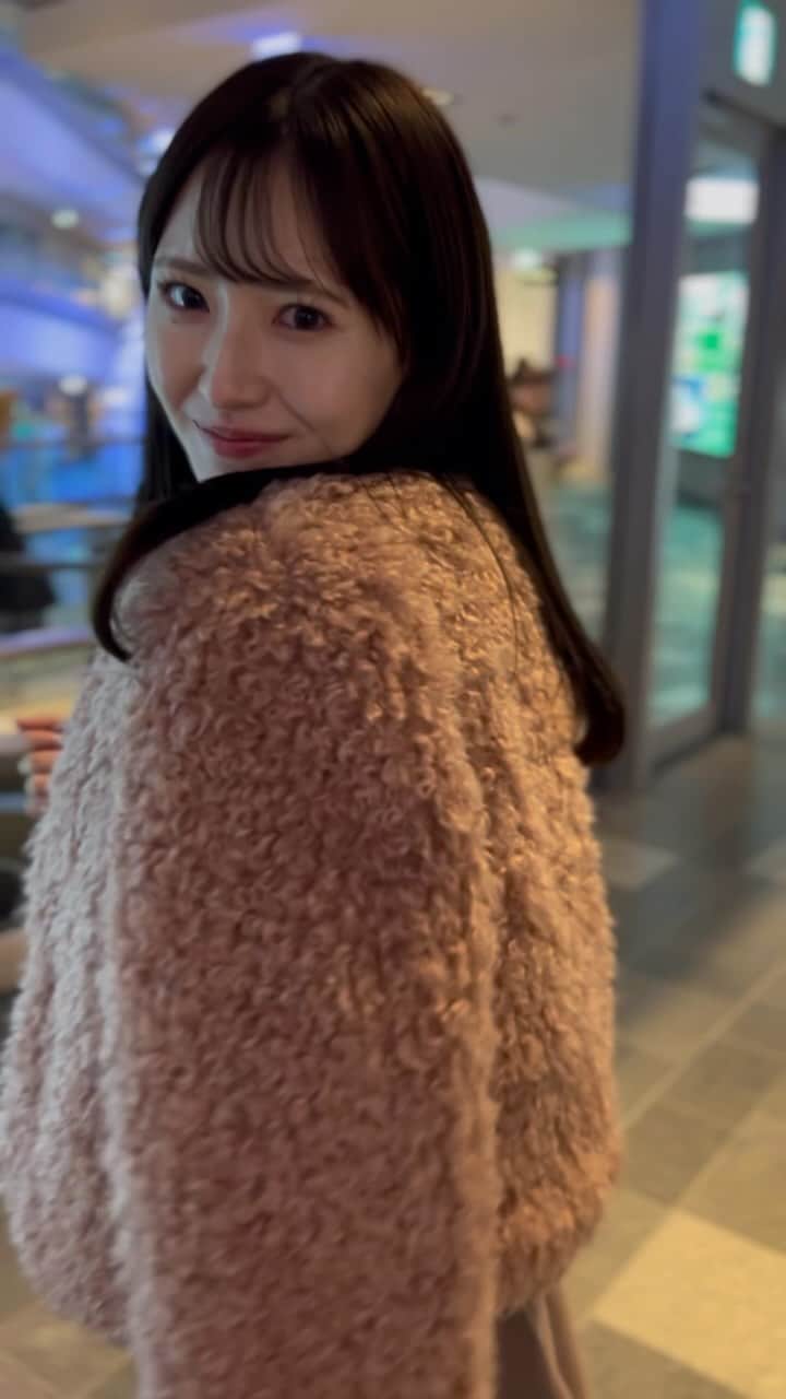 伊藤彩華のインスタグラム：「街がキラキラしてきましたね🫶🏻 大好きな季節🎄  #スターダスト #伊藤彩華 #表参道ヒルズ #もこもこ #冬コーデ #大人可愛い」