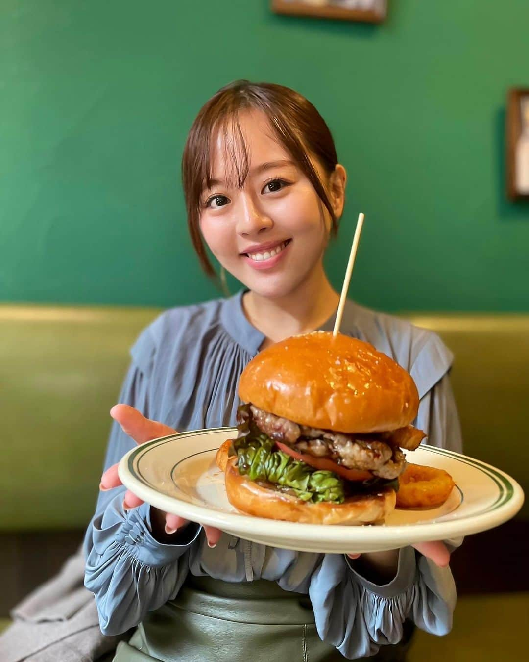 真衣ひなのさんのインスタグラム写真 - (真衣ひなのInstagram)「🍔 美味しい物を美味しいと感じられること 美味しいね、と笑いあえること 分かち合える感情がそこにあること じゅわ〜っとあふれるしあわせ こぼさないようにしよう🤲  あむあむ🥴 . #おすそわけのオニオンリング #優しい時間 #美味しいの共有はしあわせの共有 #当たり前じゃない日々に感謝」11月22日 21時11分 - hinano_mai