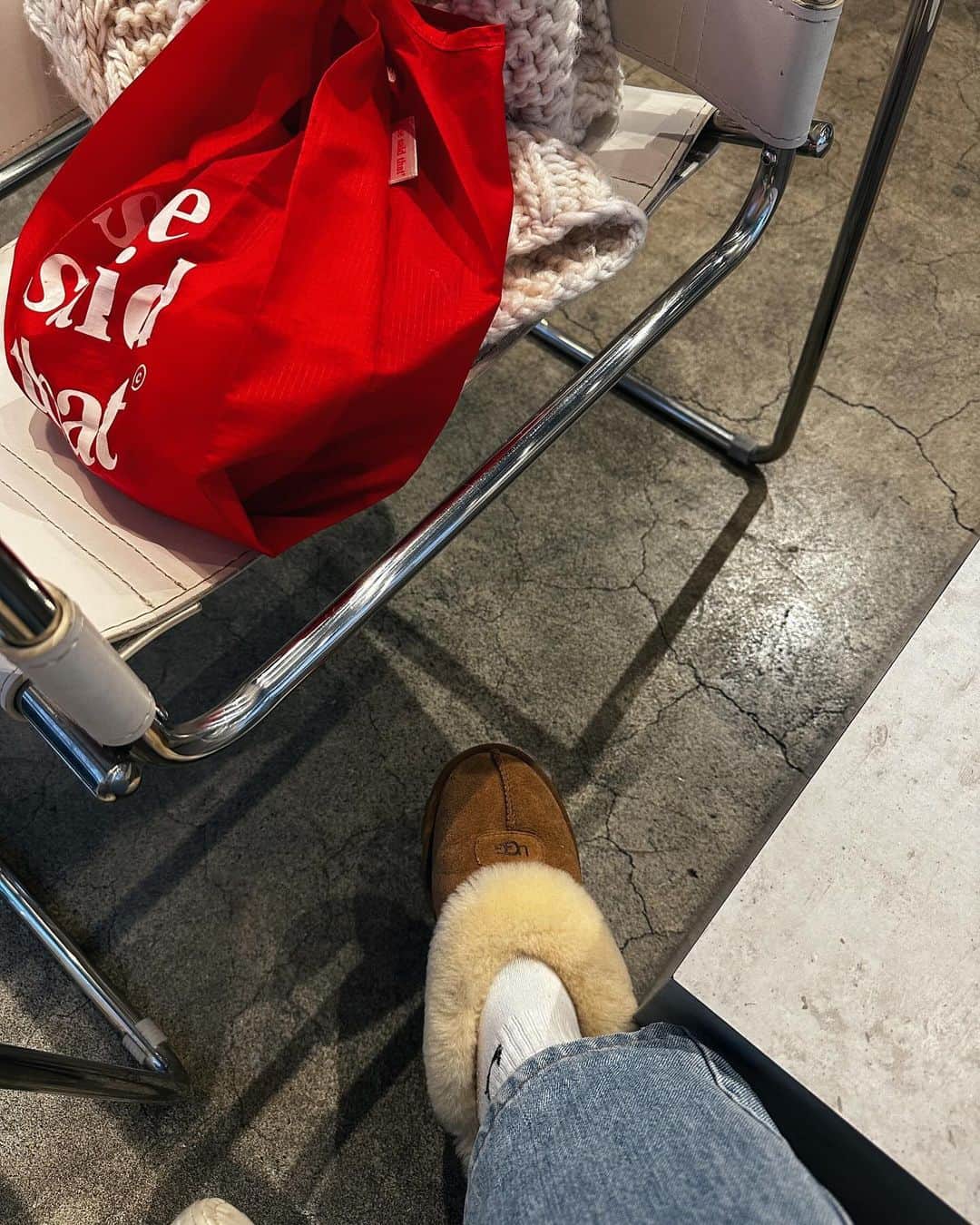 sayocoのインスタグラム：「冬支度☃️🐻🤍  帰ってきたら髪結構ボサボサで カーディガン割とけばけばで よく見たら缶コーヒーのゴミ写ってて 色々ごめんなさい🙂(あげるな)  最近本当に服買わなくて、 昔買ったもの引っ張り出して着てる🥹」