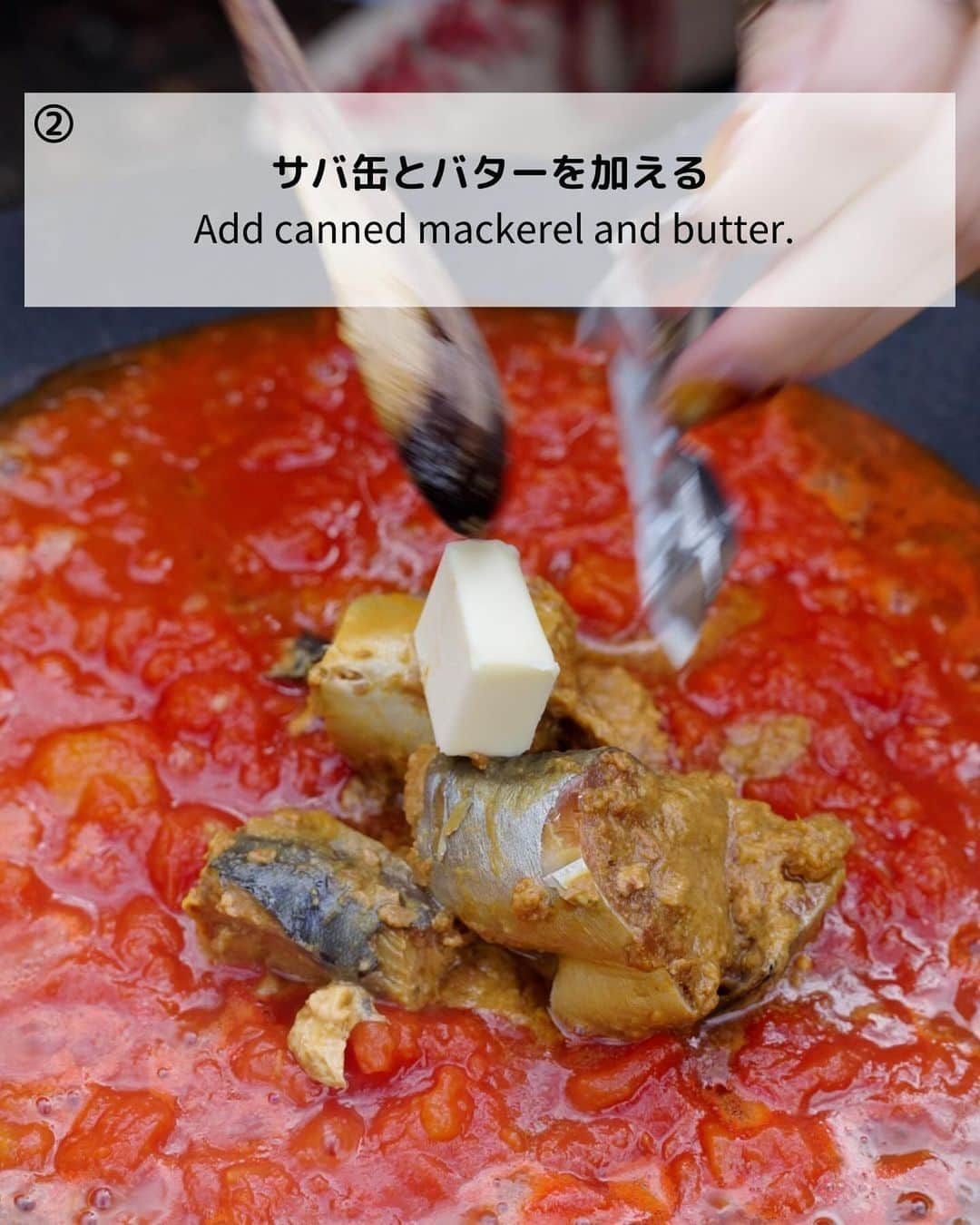 さーやんさんのインスタグラム写真 - (さーやんInstagram)「サバ味噌缶のシャクシュカ🍅🍳レシピ⏬ 　 👇動画での作り方はリールへ @___saaayan___ 　 簡単にできるので朝ごはんに最適な マルチグリドル料理🥘✨ 　 　 ▫️材料 ・サバ味噌缶　　　1缶 ・カットトマト　　1パック 　(缶詰めもOK) ・バター　　　　　1かけ ・卵　　　　　　　3個 ・フランスパン　　1本 ・パセリ　　　　　お好み量 　 　 ▫️作り方 ①トマトピューレを熱し、サバ缶と 　バターを加える。 ②サバをほぐしながら全体を混ぜる。 ③卵を割り入れ弱火で半熟程度に 　固まるまで煮る。 ④カットしたフランスパンを周りに並べて 　パセリを散らしたら完成✨ 　   ⏬その他レシピはこちらから @___saaayan___ 　 　 　 　 #キャンプ #キャンプ飯 #キャンプ料理 #キャンプ飯レシピ #キャンプご飯 #キャンプコーデ #キャンプ女子 #アウトドア #アウトドア料理 #アウトドア女子 #簡単レシピ #レシピ #料理 #マルチグリドル #camp #camping #camplife #outdoor #outdoorlife #露營 #露營生活 #캠프닉 #캠핑」11月22日 21時12分 - ___saaayan___