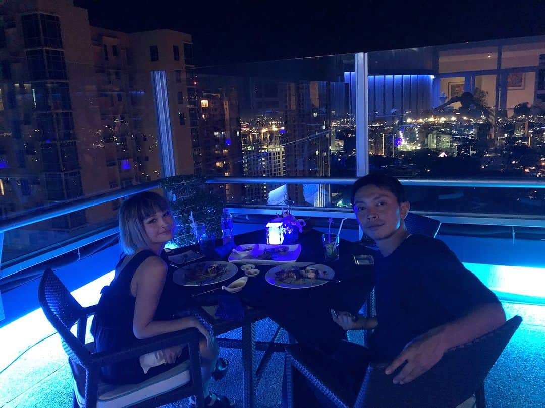 HARUKA MUTOのインスタグラム：「11.22👫💐  6度目の良い夫婦の日。  2人の可愛い娘達に囲まれ、毎日慌ただしく瞬く間に1日が過ぎ去ってくけど、そんな毎日もいつしか愛しくてたまらなくなるんだろうね🥹♡  これからも楽しく愉快な家庭を一緒に築いていこうね♡👨‍👩‍👧‍👧 頼れるパパでいてくれてありがとう👨🏽‍🦱⛳️  写真は貴重な結婚前shot📷✨   #いい夫婦の日  #family #lovemyfamily #familyfirst  #凸凹夫婦」