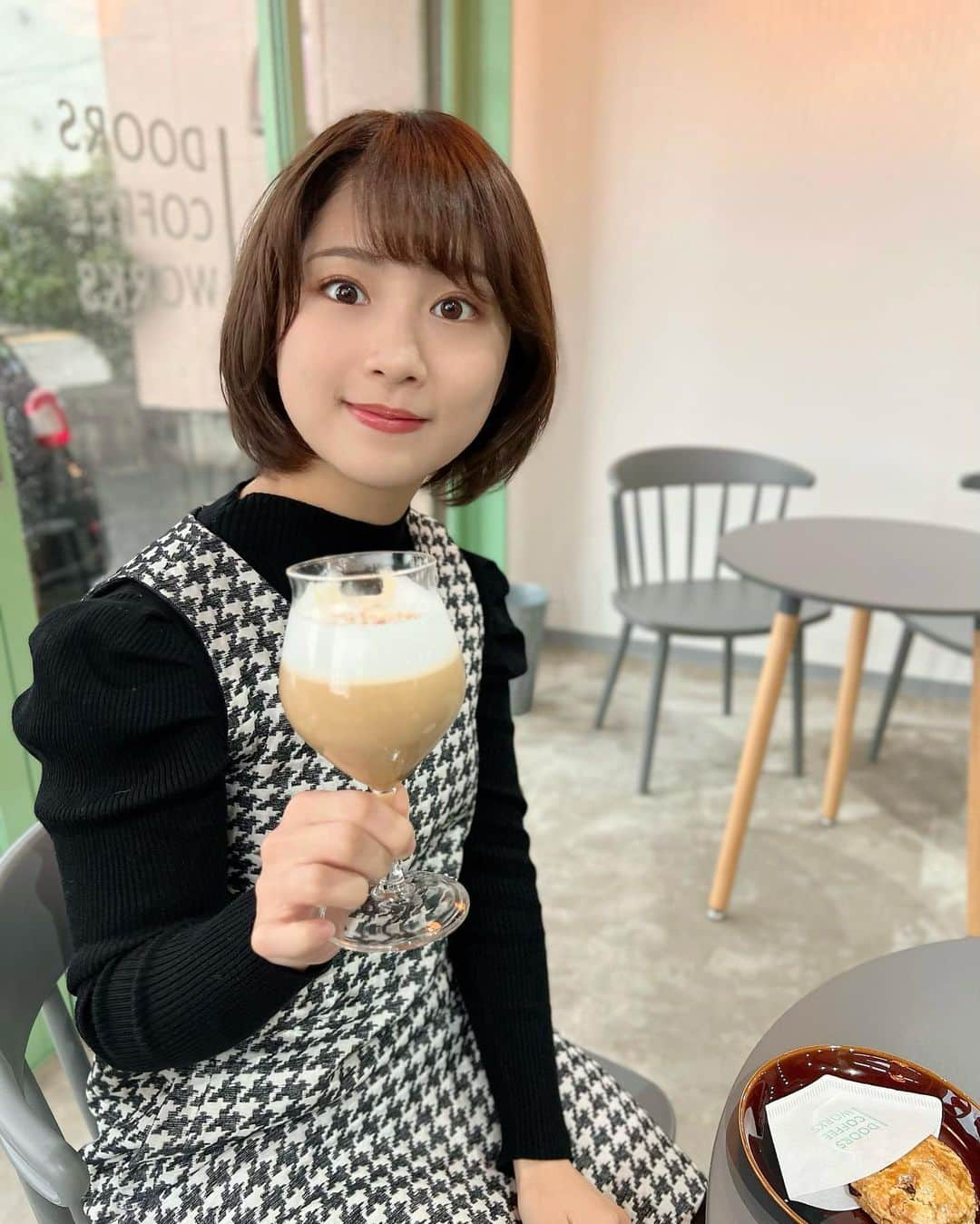 日高優希さんのインスタグラム写真 - (日高優希Instagram)「🍪  休日に同期の桶屋アナとカフェ活してきました！ 10席前後の落ち着く雰囲気で、まったりとした時間が流れるカフェ☕️ オーダーしたラテは目の前で注いでいただくスタイルで、ミルクとコーヒーの茶色が溶けていく様子が見ていて楽しかったです🐶  美味しいドリンクとおやつをお供にトークに花が咲きました☺︎ あすは祝日ですね、みなさんはどこにお出かけしますか💭  #dayoff #カフェ活 #新潟カフェ #カフェラテ #TeNY #テレビ新潟 #アナウンサー #日高優希」11月22日 21時12分 - yuki_hidaka_teny