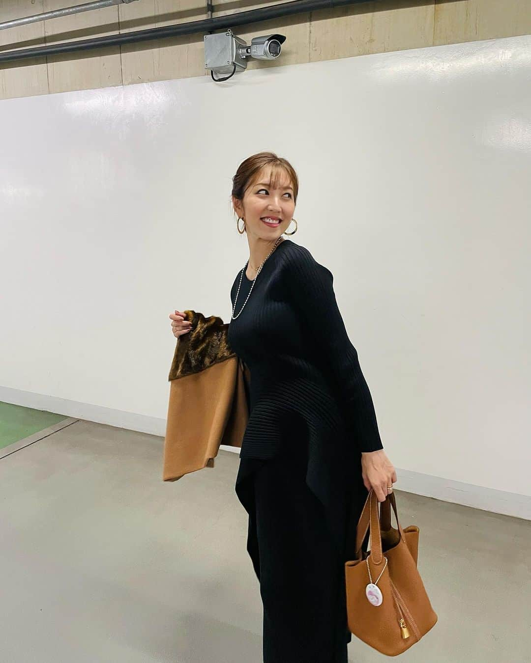 小澤陽子さんのインスタグラム写真 - (小澤陽子Instagram)「✌🏻✌🏻  いい夫婦の日だそうですね！  だからといって我が家では特に何もありませんが…😂 ちょっと前の、はじめての結婚記念日☝🏻🧁 たまにはおしゃれして、カーシェアして(笑)、ごはん🍚✨ そして、もらった手紙に号泣😂😭  今のうちに、２人で美味しいご飯に行きな！！ と、周りの多くの友人にアドバイスをもらいます…😂🌼 そうだよなぁ…  これからも楽しく、良きチームで！ 新しい命を迎えるまでに、もっと体制を整えなければ😤👩🏼‍🤝‍👨🏻  #いい夫婦の日 #いいチーム #はじめての結婚記念日 #カーシェア族」11月22日 21時13分 - yoko.ozawa729