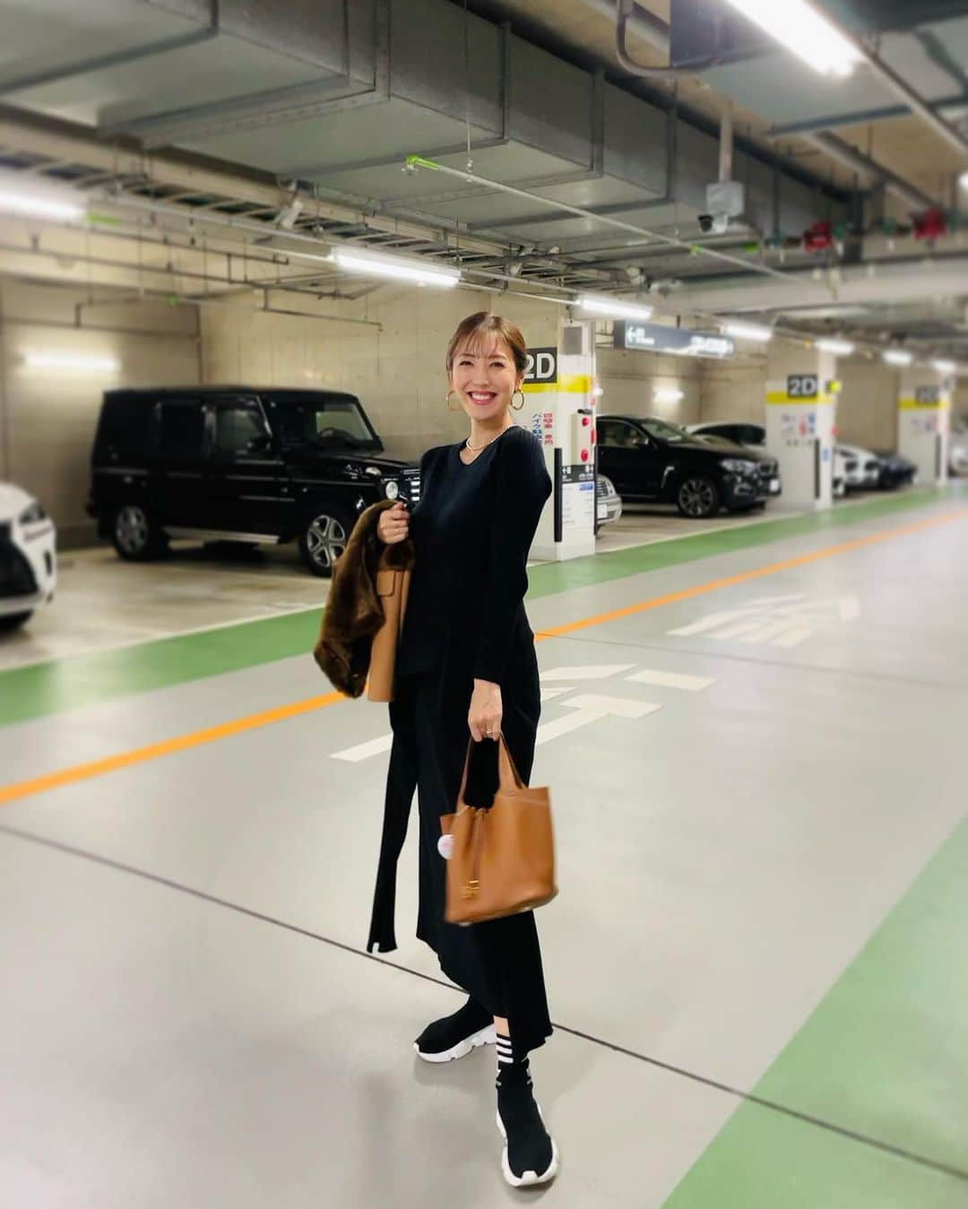 小澤陽子さんのインスタグラム写真 - (小澤陽子Instagram)「✌🏻✌🏻  いい夫婦の日だそうですね！  だからといって我が家では特に何もありませんが…😂 ちょっと前の、はじめての結婚記念日☝🏻🧁 たまにはおしゃれして、カーシェアして(笑)、ごはん🍚✨ そして、もらった手紙に号泣😂😭  今のうちに、２人で美味しいご飯に行きな！！ と、周りの多くの友人にアドバイスをもらいます…😂🌼 そうだよなぁ…  これからも楽しく、良きチームで！ 新しい命を迎えるまでに、もっと体制を整えなければ😤👩🏼‍🤝‍👨🏻  #いい夫婦の日 #いいチーム #はじめての結婚記念日 #カーシェア族」11月22日 21時13分 - yoko.ozawa729