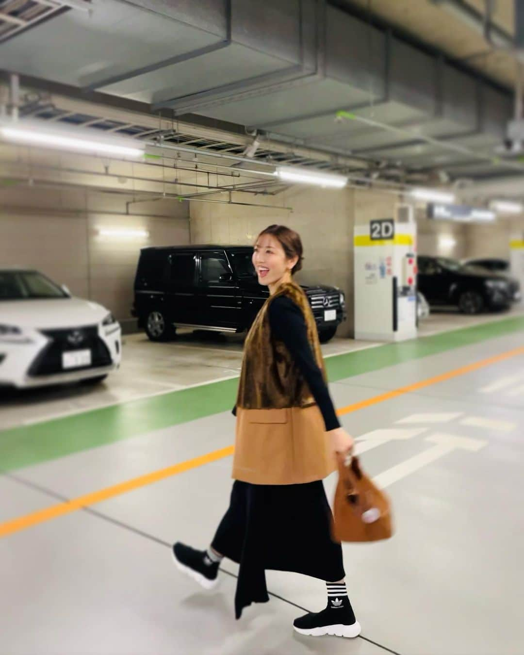 小澤陽子さんのインスタグラム写真 - (小澤陽子Instagram)「✌🏻✌🏻  いい夫婦の日だそうですね！  だからといって我が家では特に何もありませんが…😂 ちょっと前の、はじめての結婚記念日☝🏻🧁 たまにはおしゃれして、カーシェアして(笑)、ごはん🍚✨ そして、もらった手紙に号泣😂😭  今のうちに、２人で美味しいご飯に行きな！！ と、周りの多くの友人にアドバイスをもらいます…😂🌼 そうだよなぁ…  これからも楽しく、良きチームで！ 新しい命を迎えるまでに、もっと体制を整えなければ😤👩🏼‍🤝‍👨🏻  #いい夫婦の日 #いいチーム #はじめての結婚記念日 #カーシェア族」11月22日 21時13分 - yoko.ozawa729