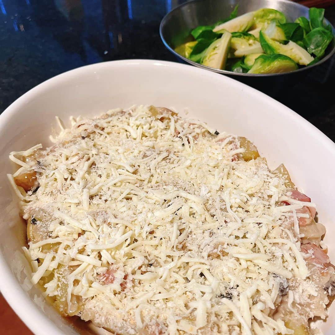 ヨーコさんのインスタグラム写真 - (ヨーコInstagram)「ヨーコごはん👩‍🍳  海を渡って香茸のポテトグラタンを作りました。  シンプルにじゃがいもと玉ねぎとベーコンと…香茸！  (とても珍しい芳醇さが魅力の天然きのこ)  ホワイトソースに香茸を加え、たっぷりのチーズをかけてオーブンへ。  パスタもいいけど、グラタンも美味しいいい。  香茸を送ってくれた友人に感謝🫶  ※映り込んでるのは妹作のミートソース  #香茸 #グラタン #ヨーコごはん #gratin #ny #memories #cooking #chef」11月22日 21時13分 - y0k0_1108