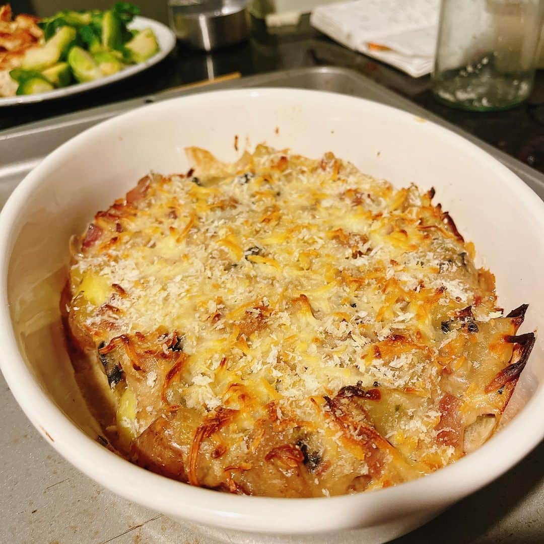 ヨーコさんのインスタグラム写真 - (ヨーコInstagram)「ヨーコごはん👩‍🍳  海を渡って香茸のポテトグラタンを作りました。  シンプルにじゃがいもと玉ねぎとベーコンと…香茸！  (とても珍しい芳醇さが魅力の天然きのこ)  ホワイトソースに香茸を加え、たっぷりのチーズをかけてオーブンへ。  パスタもいいけど、グラタンも美味しいいい。  香茸を送ってくれた友人に感謝🫶  ※映り込んでるのは妹作のミートソース  #香茸 #グラタン #ヨーコごはん #gratin #ny #memories #cooking #chef」11月22日 21時13分 - y0k0_1108