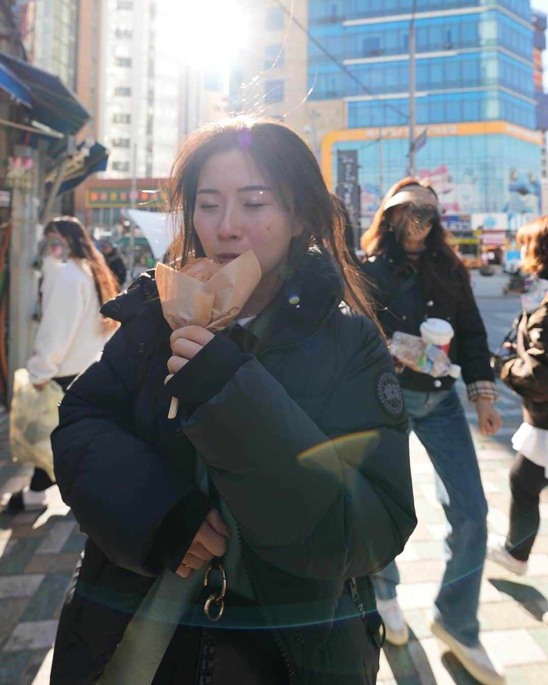 さくらさんのインスタグラム写真 - (さくらInstagram)「韓国2🇰🇷  韓国はオシャレなカフェが多い☕️  #シュウマイの湯気がエモい #よく分からない銅像 #何か選ぶ時口開きがち #オシャレなカフェ #ドントスリープ #10円パンゲット #モグ #パク #ひぇ #うめぇ」11月22日 21時14分 - sakufitness