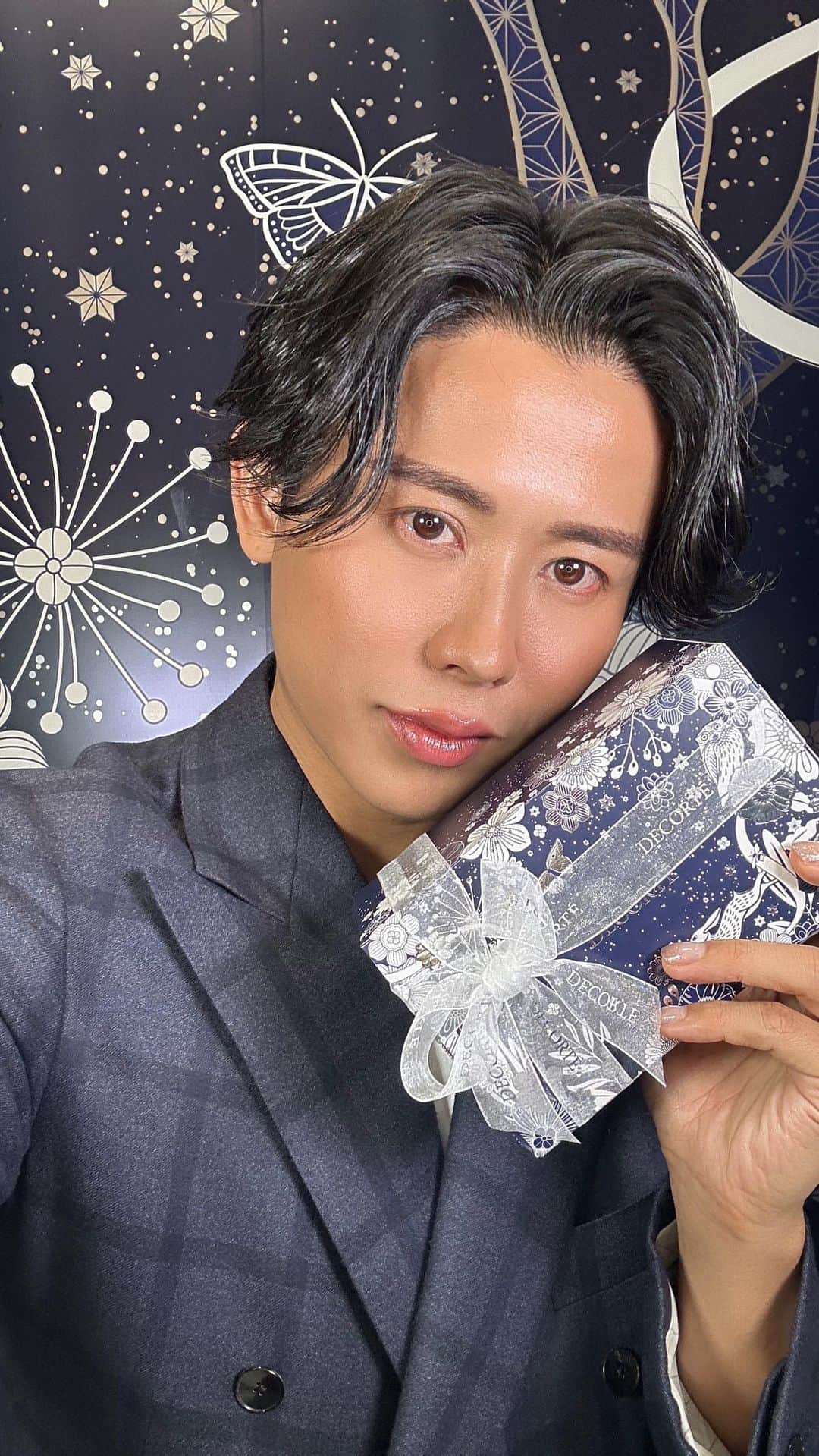小田切ヒロのインスタグラム：「コスメデコルテの今年のホリデーコンセプト、「Enchanted Celestial Forest」の世界観を存分に体感できるイベント会場より、ホリデーシーズンにおすすめなギフトをご紹介させていただきました🤍  新宿伊勢丹イベント期間：11/22～11/28ライブ視聴者様限定の特典をご用意しました🤍  【ライブ視聴者限定特典】 イベント期間中に、スタッフにインスタライブ中のスクショをみせて、お好きな商品を一点ご購入いただいた方に特別なプレゼント！  ●AQツヤ出し先行乳液＆化粧水各14ｍL ミニボトルセット AQ アブソリュート エマルジョン マイクロラディアンスⅡ 14ｍL AQ アブソリュート ローション ハイドロインフューズⅡ 14ｍL  【新宿伊勢丹ホリデーイベント限定特典】 ①来場特典 コスメデコルテ公式Ｘをフォロー＆指定の投稿をリポストで、限定デザインのコンパクトミラーをプレゼント ②購入特典 7000円(税抜）以上ご購入で限定デザインのマルチポーチをプレゼント ※無くなり次第終了 ※新宿伊勢丹イベントスペースでの購入限定 ※イベントスペース取り扱い商品 フェイスパウダー、リポソームアドバンスト リペアセラム、リポソーム アドバンストリペアクリーム、AQスキンケア、アイグロウジェム スキンシャドウ ③イベント限定デザイン刻印サービス 対象アイテムをご購入いただいた方に、限定デザインでの刻印サービスを無料で実施いたします。 ※対象商品 アイグロウジェム スキンシャドウ、ルージュ デコルテ、ルージュ デコルテ ティンティドプランパー  特典に関するお問い合わせは 公式アカウント @decorte_official までお願い致します。  #PR @decorte_official  #decorteholiday2023 #enchantedcelestialforest」