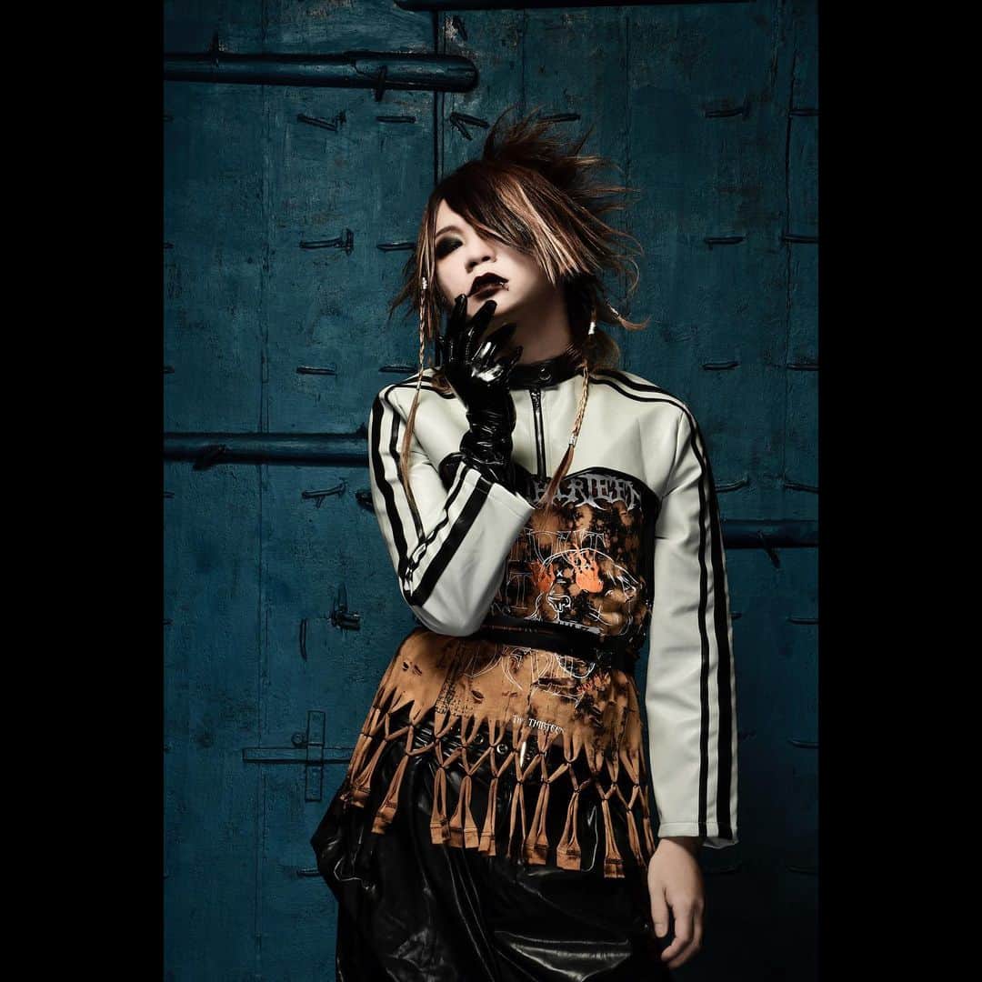 美月 のインスタグラム：「新しい顔です。 久々のストレート。  The THIRTEEN最新アーティスト写真解禁！  The THIRTEEN LIVE会場＆ONLINE STORE限定CD 「DEVIL INSIDE」 2023.11.27 Release!!」