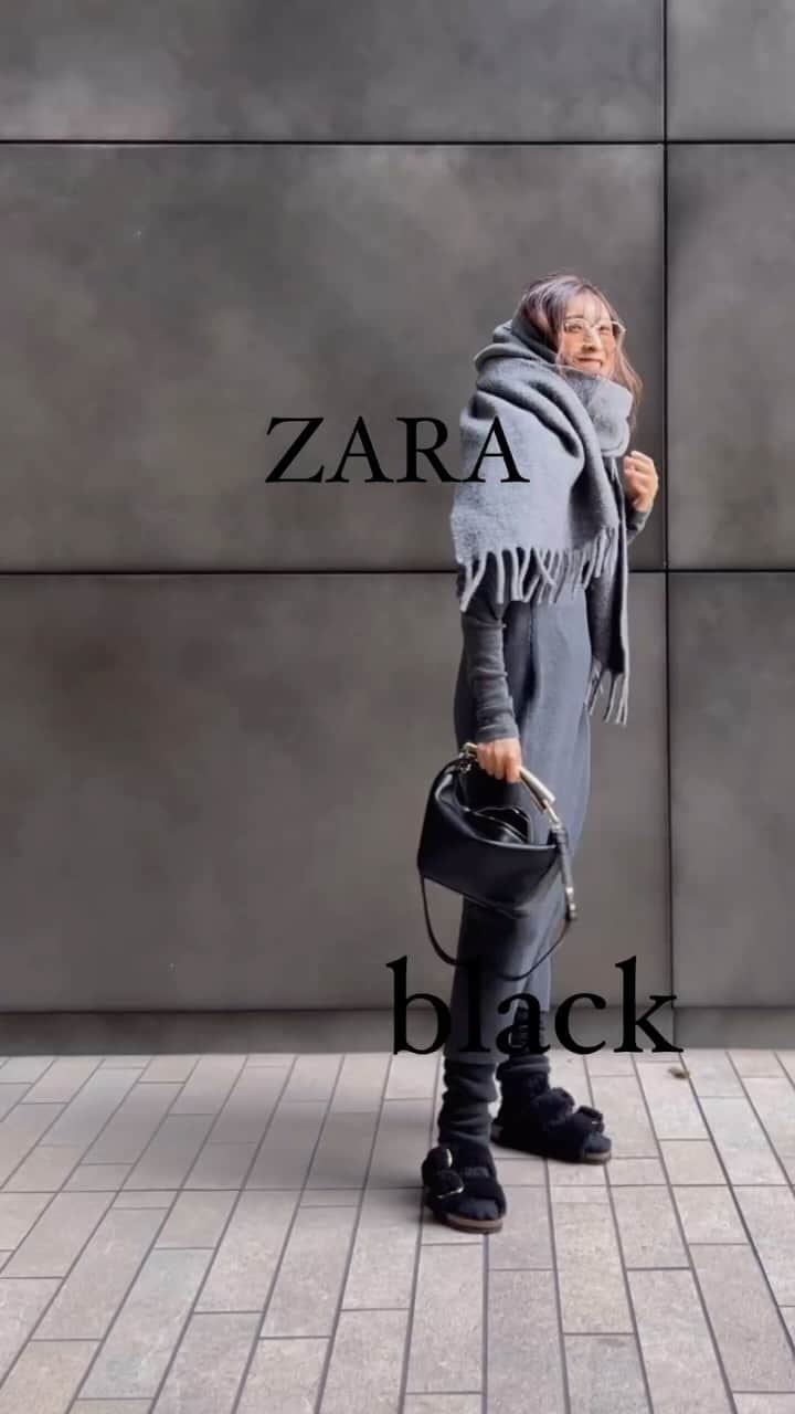 Ayaのインスタグラム：「これは可愛すぎるZARA bagを選ぶ基準は ミニ財布、スマホとリップとポーチが入る 肩がけできる！全てをクリアした久しぶりのbag マチもたっぷり! 可愛いので、チェックしてみてね。 メタリックハンドルバケットバッグ　6322/210 モノトーンにきっと映える！ 春になったらシャツと合わせたい❗️ tops @prankproject_official  skirt @spickandspan_jp  shoes @birkenstock  bag @zara ストール　@uniqlo #チャンキーストール バラクラバ　@journalstandard.jp  ZARA is too cute The criteria for choosing a bag is Mini wallet, smartphone, lip and pouch all go inside the bag! Look at it because it’s cute. BUCKET BAG WITH METAL HANDLE  I want to match it with my shirt in spring❗️」