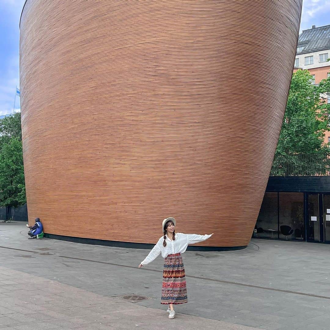 溝呂木世蘭さんのインスタグラム写真 - (溝呂木世蘭Instagram)「ここなんだと思うー？？  正解は教会！！  ヘルシンキにはちょっと変わった教会が何個もあるみたいでその中の一つだよ！！  入り口を探すことすら難しいこの 木のまるーい建物！！  不思議な形ー！  モミの木が使われてるんだって♡  #カンピ礼拝堂#kammpichapel #旅好き#旅行#タビジョ#旅行好きな人と繋がりたい#ヘルシンキ#Helsinki#フィンランド#Finland#北欧#ヨーロッパ#北欧旅#ヨーロッパ旅」11月22日 21時15分 - seran_0422