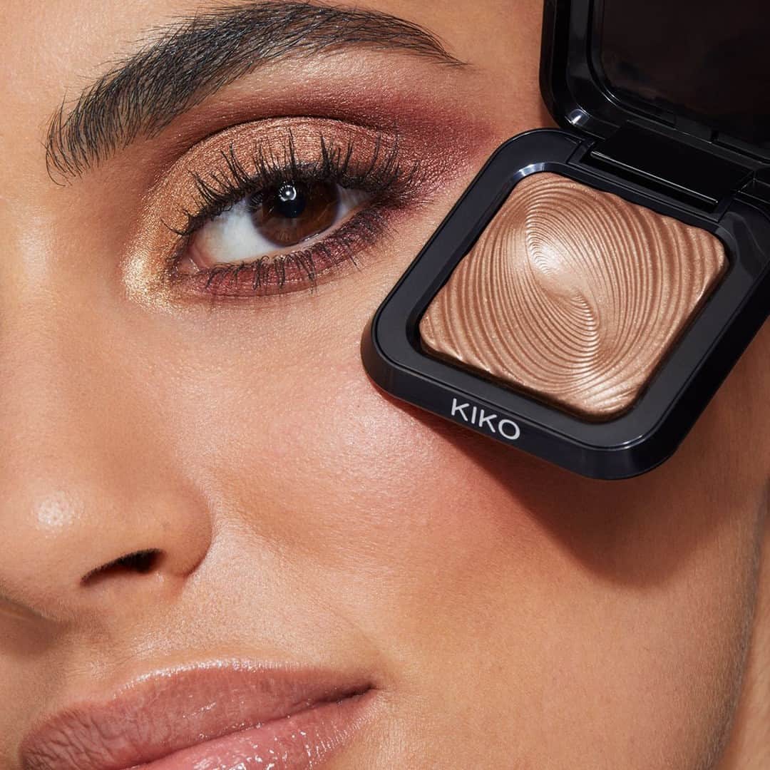 KIKO MILANOのインスタグラム：「Looking to make a statement this holiday season? ✨ Get your hands on our New Water Eyeshadows! Experience their vibrant texture available in a range of stunning shades 💖⁣ ⁣ #KIKOMilano #shimmereyeshadow #eyeshadowlook #bronzymakeup #goldeyeshadow⁣ ⁣ New Water Eyeshadow 04, 05 - New Glamour Multi Finish Eyeshadow Palette 03 - New Maxi Mod Mascara - Eyebrow Designer Gel Mascara⁣」