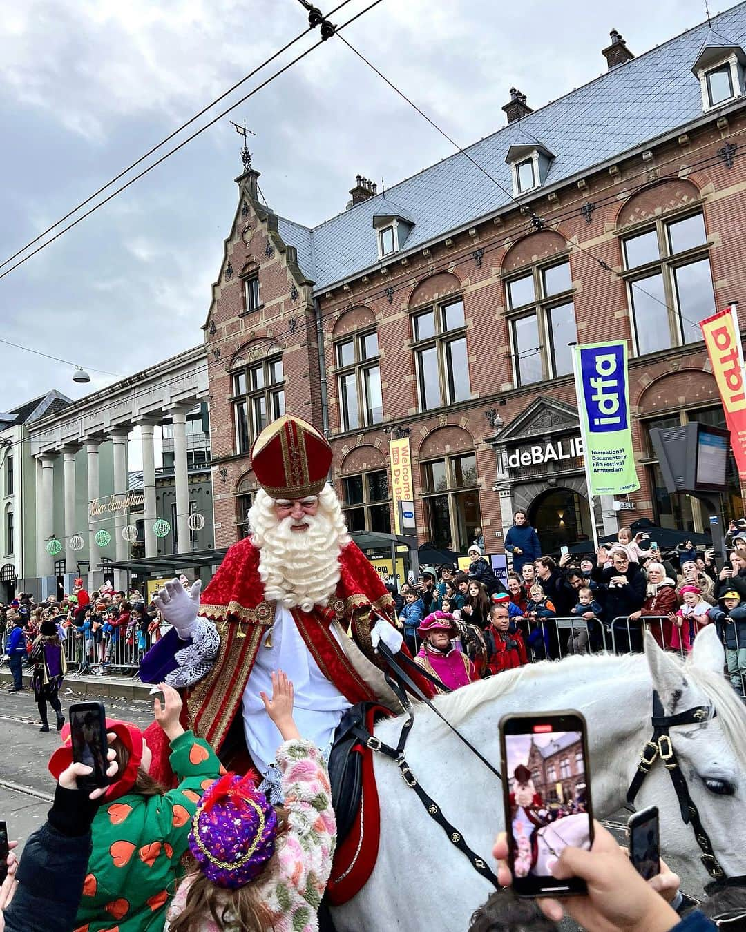 松原汐織さんのインスタグラム写真 - (松原汐織Instagram)「Photo dump in last two weeks📷💕 1- Rembrandtplein 2- Koninklijk Paleis (Royal Palace) 3- Sinterklaas parade  4- My baby’s first mini-concert at @wowfamilycenter  5 and 6- Amazing Italian lunch at @ceppis.trattoria  ・ ・ レンブラント広場や王宮を散歩したり、サンタの起源となったシンタクラースのパレードを見たり、娘が初めてのコンサートを経験したり、素敵なカップルと美味しいイタリアンランチをしたり♡と毎週末が大充実🫶🏻  今年は長く使えるダウンを大物買いしたいな〜と思っていたのですが、寒くて急遽買ったZARAの白いダウンの大活躍っぷりと言ったら👏🏻この時期のオランダは急な雨も多くてフード付きが安心なので、こればかり着てます🤭  ー #baby #babygirl #9monthsold #mumofagirl #lovemyfam #netherlands #amsterdam  #rembrandplein #sinterklaas #wowfamilycenter #ceppisamsterdam  #オランダ #オランダ生活 #アムステルダム #アムステルダム生活  #アムステルダム子育て #オランダ子育て #子連れアムステルダム #アムステルダムグルメ  #ヨーロッパ #ヨーロッパ在住 #ヨーロッパ子育て #海外子育て #海外子育てママ #令和5年ベビー #女の子ママ  #shioriinnetherlands2023」11月22日 21時25分 - shiori_ma_