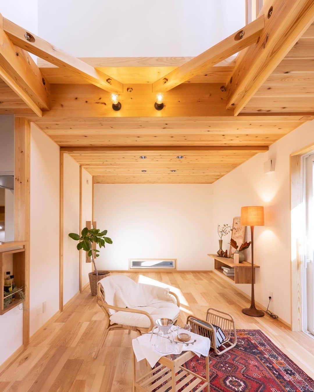 クボタ住建さんのインスタグラム写真 - (クボタ住建Instagram)「「木の家だからできること」  #クボタ住建  空間が縦に広がる吹抜けリビングは開放感たっぷり。 自然と家族が集まります。  一方で、キッチン並びにはパントリーや書斎など個室を配置して自分1人の有意義な時間を楽しむことも👍  それぞれの居場所を楽しむ家/大和市S邸  ＜クボタ住建施工＞  @kubota_jyuken  #吹抜けリビング  #パントリー #書斎 #Pタイル #個室 #開放感のある家  #キッチン #キッチン収納 #造作収納  クボタ住建は優しく温かい自然素材の木の家をつくります HP & more photos→@kubota_jyuken 施工事例多数掲載しております。 ホームページへもぜひ↓ https://kubotajyuken.com/  ⭐︎スタッフブログ⭐︎ https://kubotajyuken.com/blog/  #クボタ住建 #神奈川の注文住宅 #大和市#湘南の家#suumo注文住宅 #自由設計 #木の家 #無垢の家 #自然素材の家 #和モダンな家 #暮らしをつくる #暮らしを楽しむ #丁寧な暮らし#構造現し #工務店がつくる家  #工務店だからつくれる家  #工務店   クボタ住建 棟梁の自宅、随時見学受付ます。 資料請求やお問い合わせも是非。 メッセージDMでもどうぞ」11月22日 21時16分 - kubota_jyuken