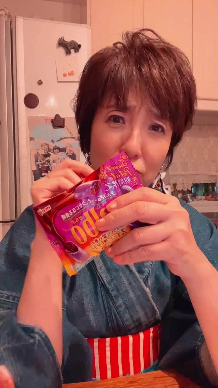 藤田朋子のインスタグラム：「週の真ん中水曜日 今日は #ガルボ #sweetpotato #期間限定 #ほっくり紫いも 綺麗な可愛いお菓子でした🍠 苺園グッズの話 ①苺園コラボイヤリング＆ピアス @cempaka810 へお問い合わせ下さい ②ティシャツ（赤、黒）¥4000 ※カーキ、またサイズについては、お時間を頂くかもしれませんが、ご希望に添えるよう手配してみます ③缶バッヂ 大／¥500  中顔、中苺／¥300 ④ゴールデンフォーク こちらは抽選のお申込みになります ¥500 来週購入者抽選会（一名）を選ばせていただきます🍴 全てのお申込みは lupin725love@gmail.com まで、ご希望の品物を明記の上、ご連絡下さい。 インスタグラムのダイレクトメールでは、お受付出来ません⚠️ 来週は、スクショ会🍖いい肉の日らしいので、肉を食べてる人とスクショします😉」