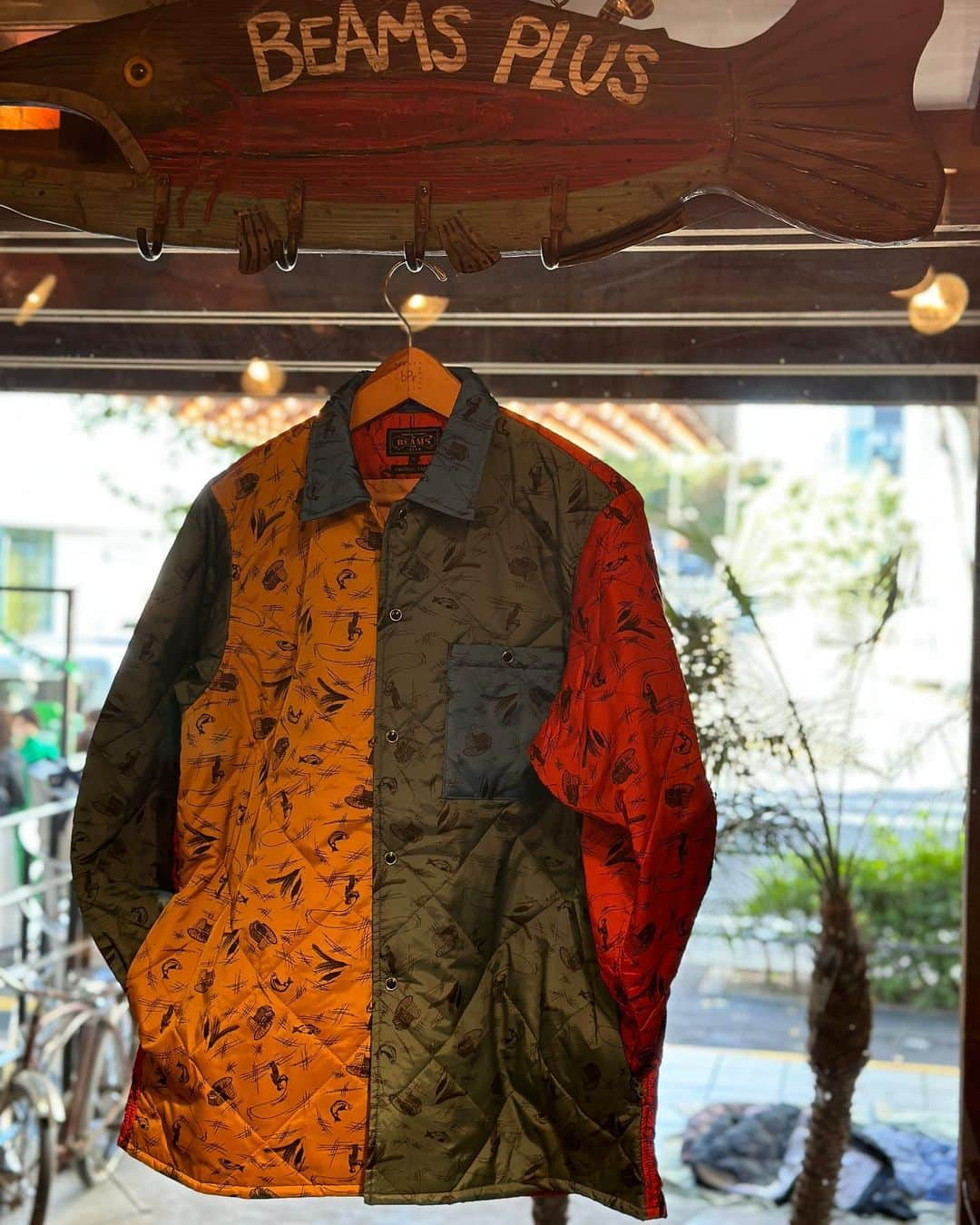 BEAMS+のインスタグラム：「・   BEAMS PLUS RECOMMEND  〈BEAMS PLUS〉  Nylon Quilted Shirt Jacket  The distinctive fly fishing pattern is printed with Komatsu Matere's Mona Lisa print, which has a vividness that cannot be pictured. PRIMALOFT®︎ used for the padding is a thin, light, warm and functional material.  -------------------------------------  特徴的なフライフィッシング柄は小松マテーレのモナリザプリントが施されており、絵には描けない鮮やかさが特徴的なデザイン。中綿に使用されているPRIMALOFT®︎は、薄くて軽くて温かい機能的な素材です。   #beams #beamsplus #beamsplusharajuku  #mensfashion」