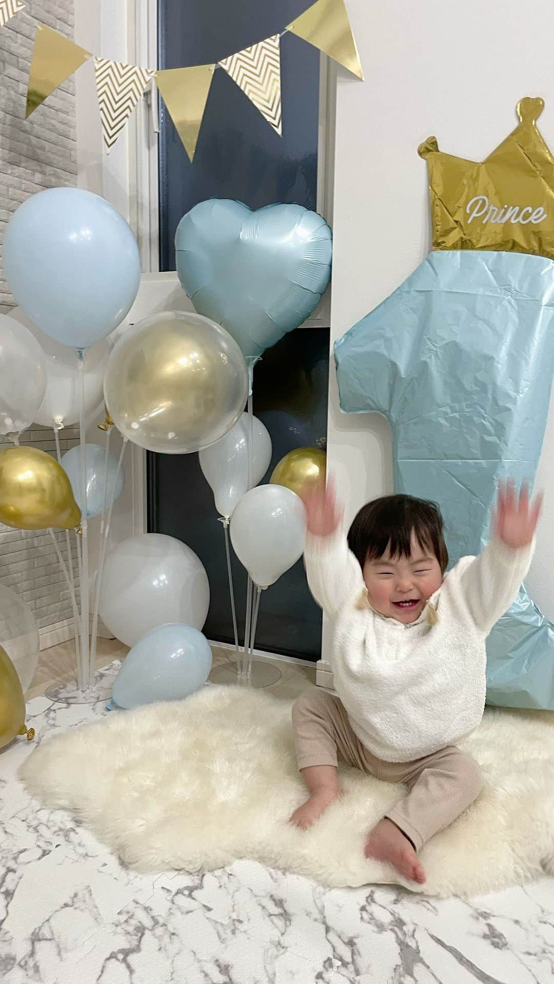 原田あかねのインスタグラム：「𝑯𝑨𝑷𝑷𝒀𝑩𝑰𝑹𝑻𝑯𝑫𝑨𝒀  先日息子が1歳のお誕生日を迎えました🎂  久しぶりの新生児に ただただ可愛いなぁ〜❤️と 思っていたらあっという間に 1年経っていました𓂃𓈒𓏸  いや〜本当に早かったな。  疲れた時はトツキトオカの "今日のお手紙"にたくさん 励まされたのもいい思い出🥹  さぁ！ 1歳もたくさん笑顔で過ごそうね💓  ❝ 生まれてきてくれてありがとう ❞  1の風船は撮影前に遊んでたら割れてしまった🤣  ねねが泣きながら弟のために 一生懸命直してたのもいい思い出😌  #誕生日#HBD#1歳#6歳差育児#11月生まれ」