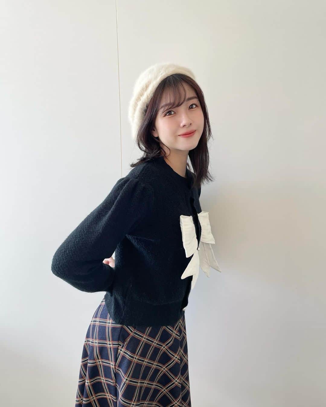 中西香菜さんのインスタグラム写真 - (中西香菜Instagram)「母のお洋服コーデ🥹🖐️  帽子まで借りました✨  #ワンピース　#冬服　#リボン　#ニット　#韓国ファッション　#今日のコーデ　#fashion」11月22日 21時18分 - nakanishi_kana_