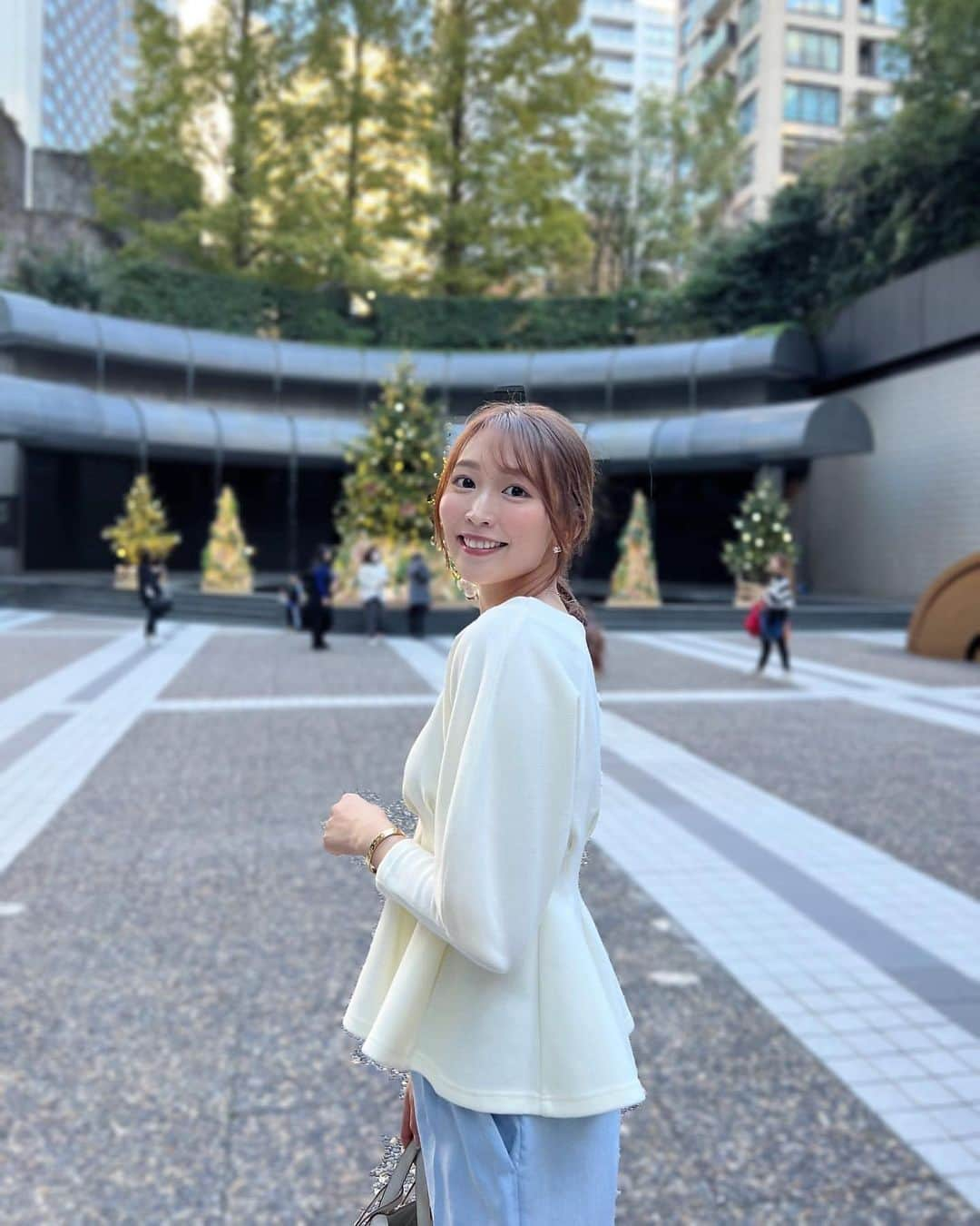 高階亜理沙さんのインスタグラム写真 - (高階亜理沙Instagram)「🎄 普段の街がキラキラになってて どこ行ってもテンション上がる🎅 トップスは展示会に行ってから好きになった　@dolce._official dolce._official ♡ 見た目以上に温かくて素材も冬っぽくて 最高にかわいい🐭🤍 シンプルでシルエットが凝ってる私好みのアイテム🫶🏻  #maisondedolce #ootd #code #pr #大人コーデ　#きれいめコーデ #きれいめカジュアル」11月22日 21時19分 - arisa_takashina