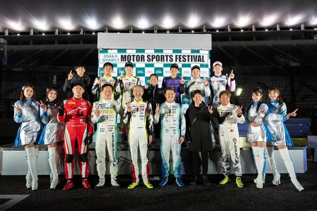 吉田広樹のインスタグラム：「昨日は #OTGmotorsportsFestival でした‼️  #大阪トヨペット グループ様の社内イベントで参加者は社員さんやそのご家族の皆さんです❗  メインイベントは店舗や部署ごとのチームに別れ プリウスで燃費とスピードを競うハイブリッドGPです🏁 ちなみに予選グリッドはいかに早く風船を割るかで決まります🎈🤣  その他にもレーシングカーやスーパーカーのサーキットタクシーなど 社員の皆さんたちに楽しんで貰う企画が盛り沢山でした🏎️🚘️  僕は5年ぶりでしたが、以前と変わらず 参加者の皆さんが終始笑顔で楽しまれているのが伝わってくるイベントで お手伝いさせて貰った自分も嬉しくなりました🙆  参加者の皆さん、運営スタッフの皆さん ありがとうございました🙇‍♂️ そしてお疲れ様でした‼️  #OTG」