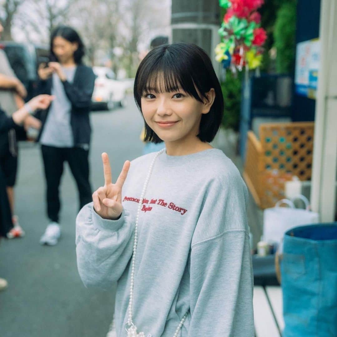 大熊杏優さんのインスタグラム写真 - (大熊杏優Instagram)「ガラクタさんの『相変わらず、愛変わらず』のMVに出演させていただきました☺️✨ とても素敵な曲のMVに出演できて嬉しかったです☺︎ たくさん見てください〜👶🏻🤍」11月22日 21時21分 - ayuokuma