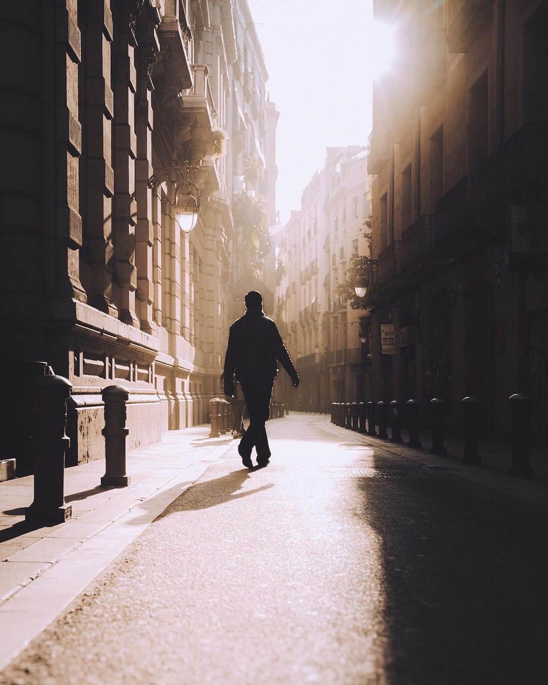 Thomas Kakarekoのインスタグラム：「Anzeige - Slowing down with @mpbcom this season. It’s not just about buying, it’s about making thoughtful choices with #MyMPB. Selling gear can be as rewarding as acquiring it, fostering a more mindful and sustainable approach to photography. Let’s rethink, reset, and #ChangeGear together 📷♻️ Plus, don’t miss my favorite recent Barcelona shot and the camera that made it happen in the gallery! #barcelona」
