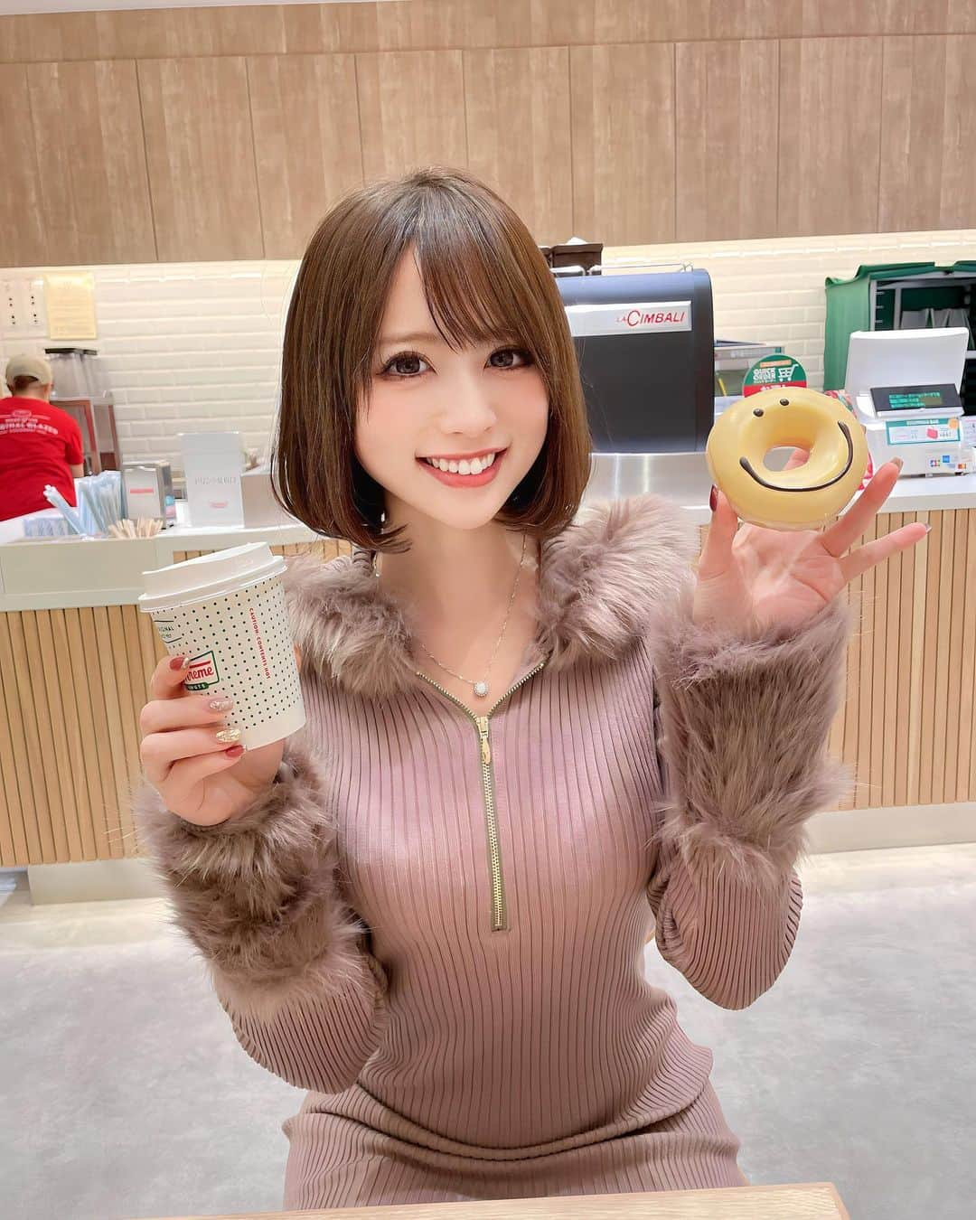 なみめろさんのインスタグラム写真 - (なみめろInstagram)「⁡ ⁡ ⁡ 可愛いってだけで買ってみたら めちゃおいしかったドーナツ😋🍩💕 ⁡ ⁡ 久々のチートデイでしたっ🫢💖 ⁡ ⁡ #カフェスタグラム  #札幌カフェ #函館カフェ #北海道カフェ」11月22日 21時22分 - na.mi613