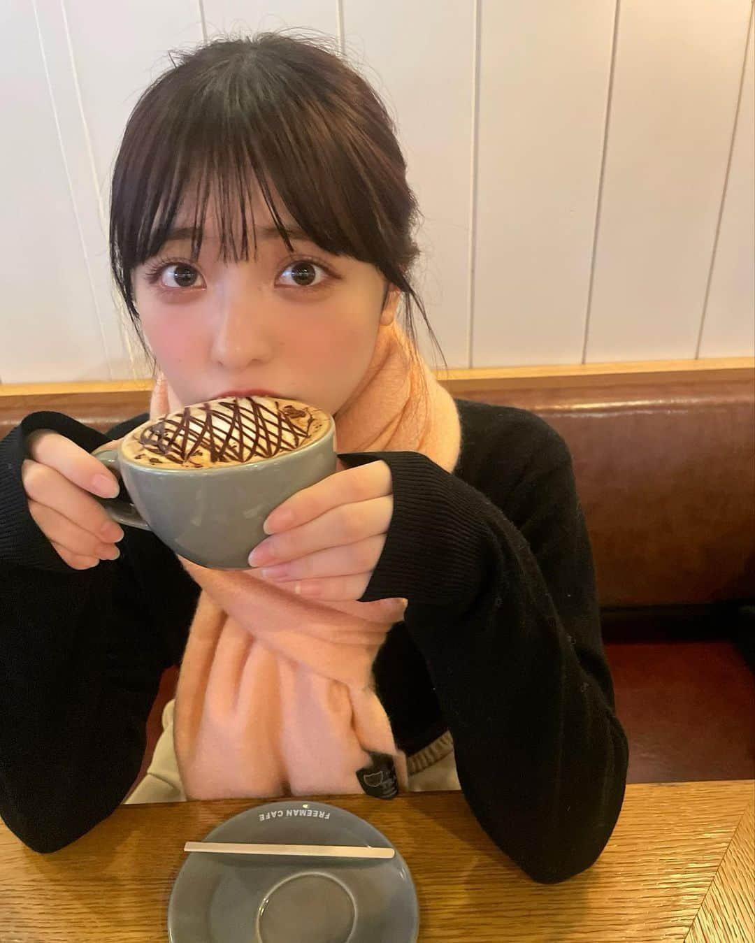 新田湖子さんのインスタグラム写真 - (新田湖子Instagram)「この日は雨で寒すぎたからマフラーデビュー🧣 ホットココアで温まった☕☕️」11月22日 21時22分 - coconitta0809