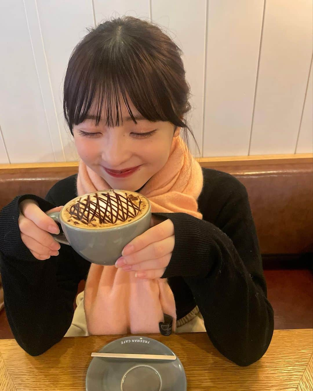 新田湖子さんのインスタグラム写真 - (新田湖子Instagram)「この日は雨で寒すぎたからマフラーデビュー🧣 ホットココアで温まった☕☕️」11月22日 21時22分 - coconitta0809