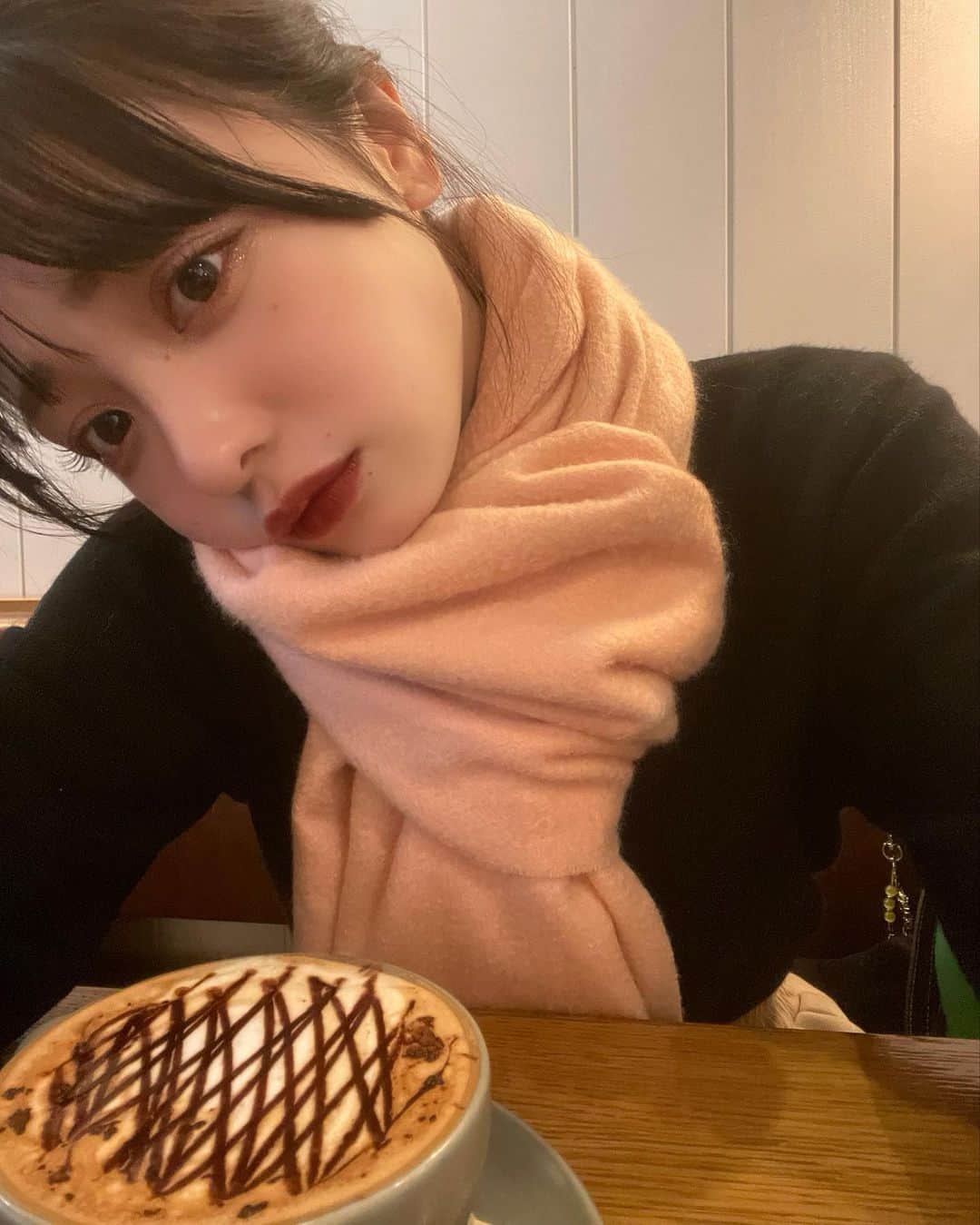 新田湖子のインスタグラム：「この日は雨で寒すぎたからマフラーデビュー🧣 ホットココアで温まった☕☕️」